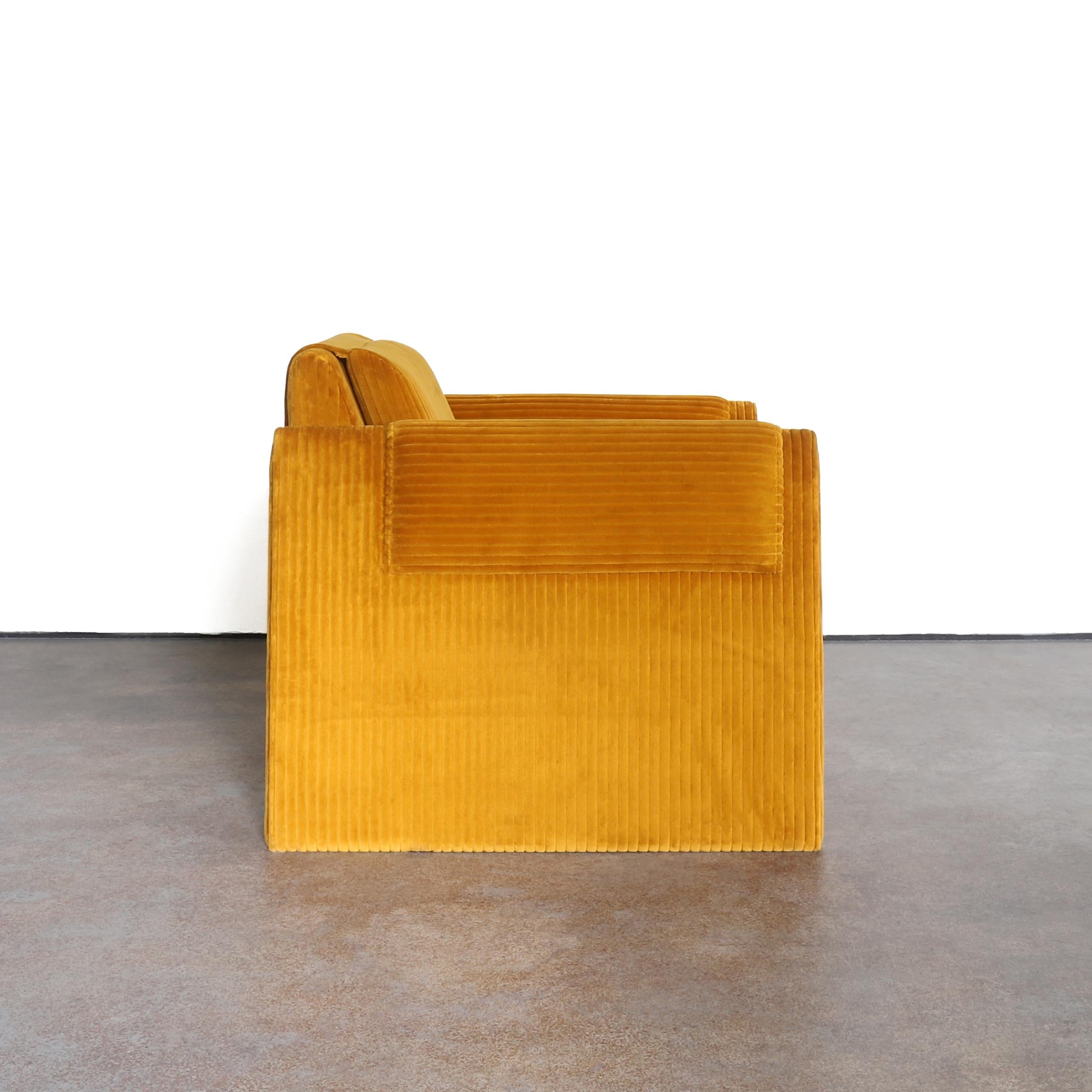 Tumbona Tabei de Crump and Kwash en pana Siglo XXI y contemporáneo en venta