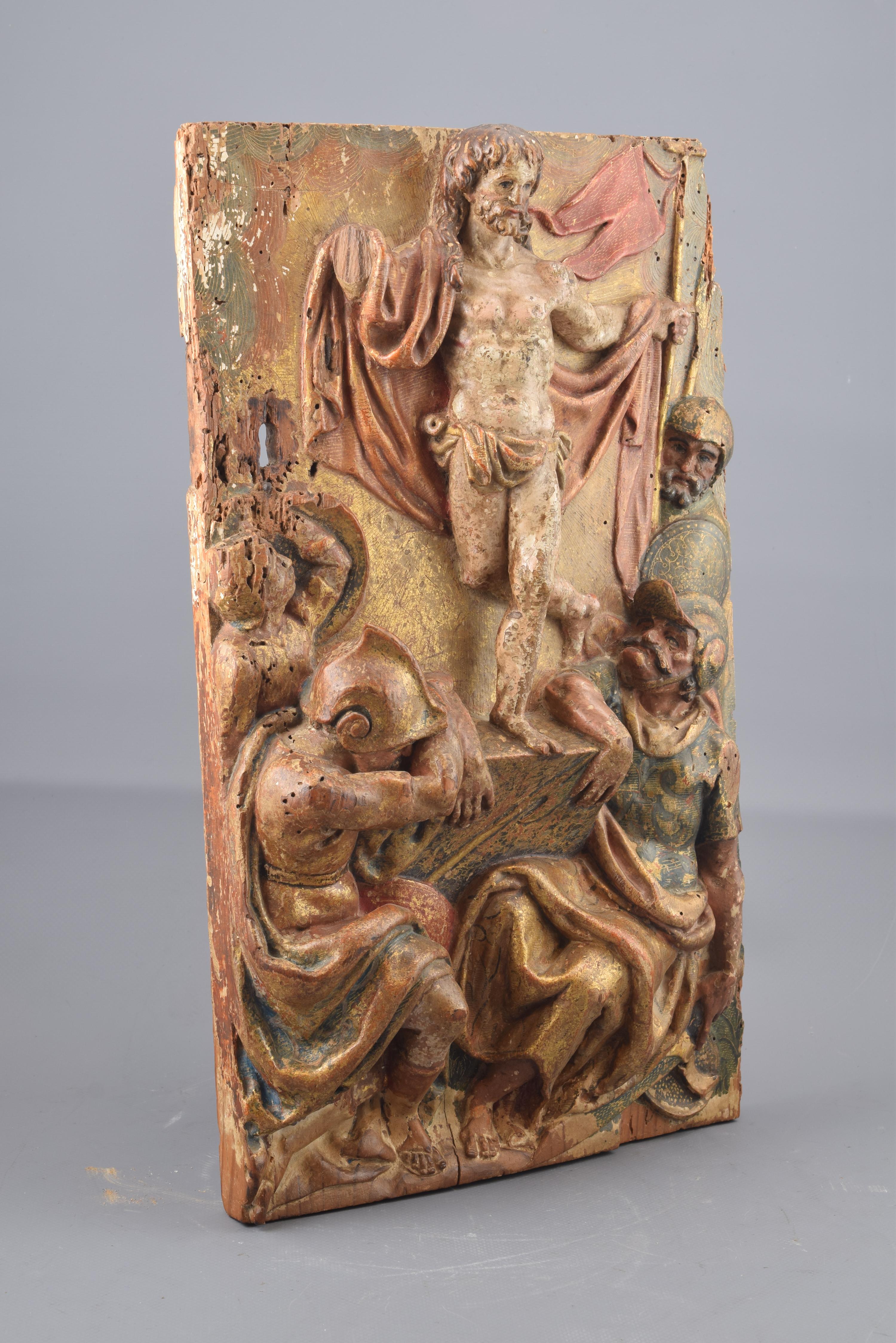 Relief in carved wood, polychrome and gilded (possibly, a sanctuary door given that it keeps a hole for a lock), in which the Resurrection of Christ is shown, with a series of soldiers in the lower area of the composition. Jesus appears standing on