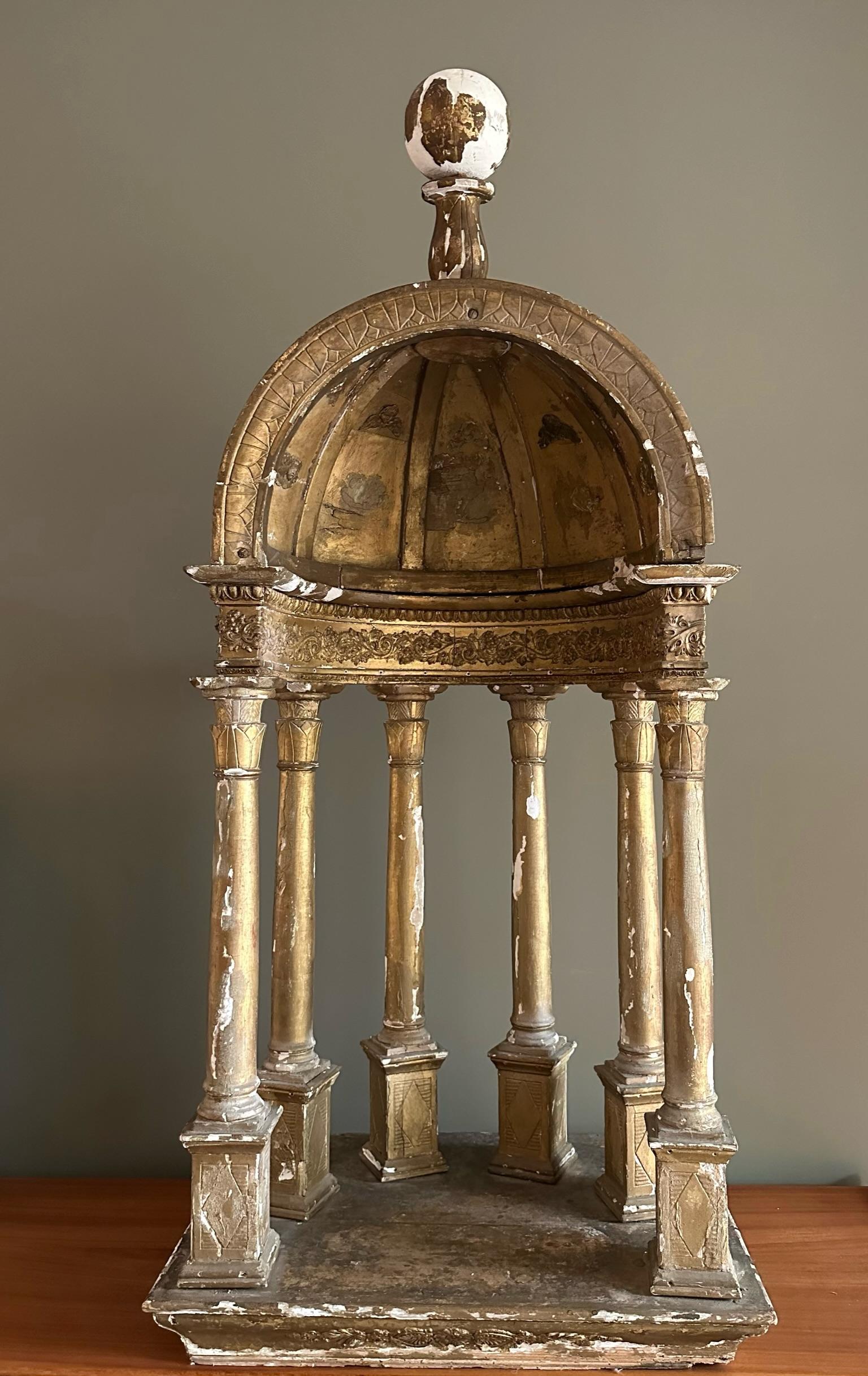 Magnifique tabernacle ou dôme français du XIXe siècle.
Fabriqué en bois et en plâtre. Avec de beaux restes de dorure.

La pièce présente une magnifique patine.

Une pièce impressionnante pour un intérieur éclectique.
