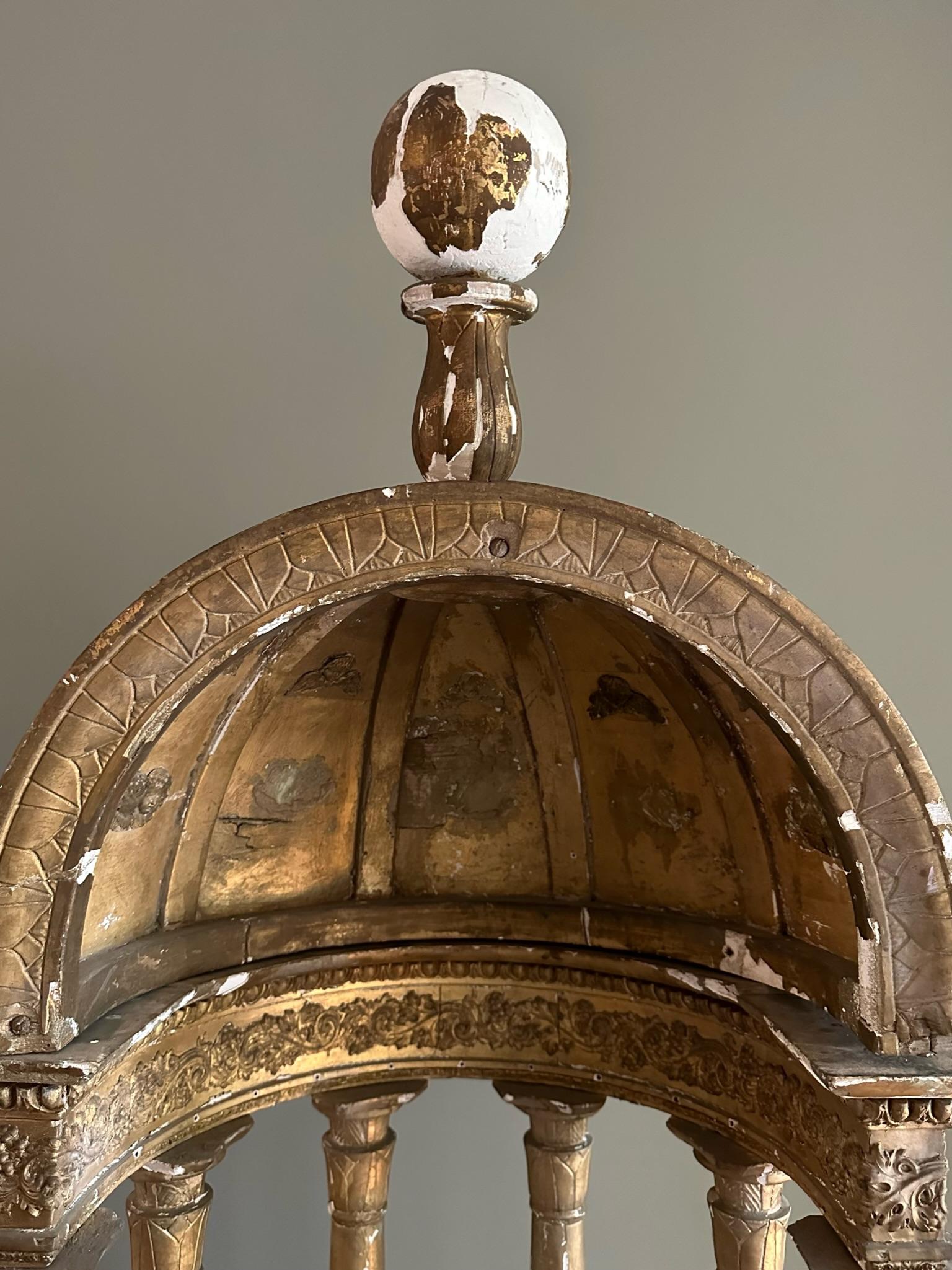 Néoclassique Tabernacle ou Dome 19ème siècle Doré très grand  en vente