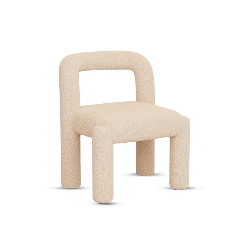 Essentia Home presenta la sedia TABI, un capolavoro geometrico e audace rivisitato per i moderni interni indiani di lusso. Distintiva nella forma ma minimale nella sua presenza, la sedia è una dichiarazione contemporanea che riflette sensibilità
