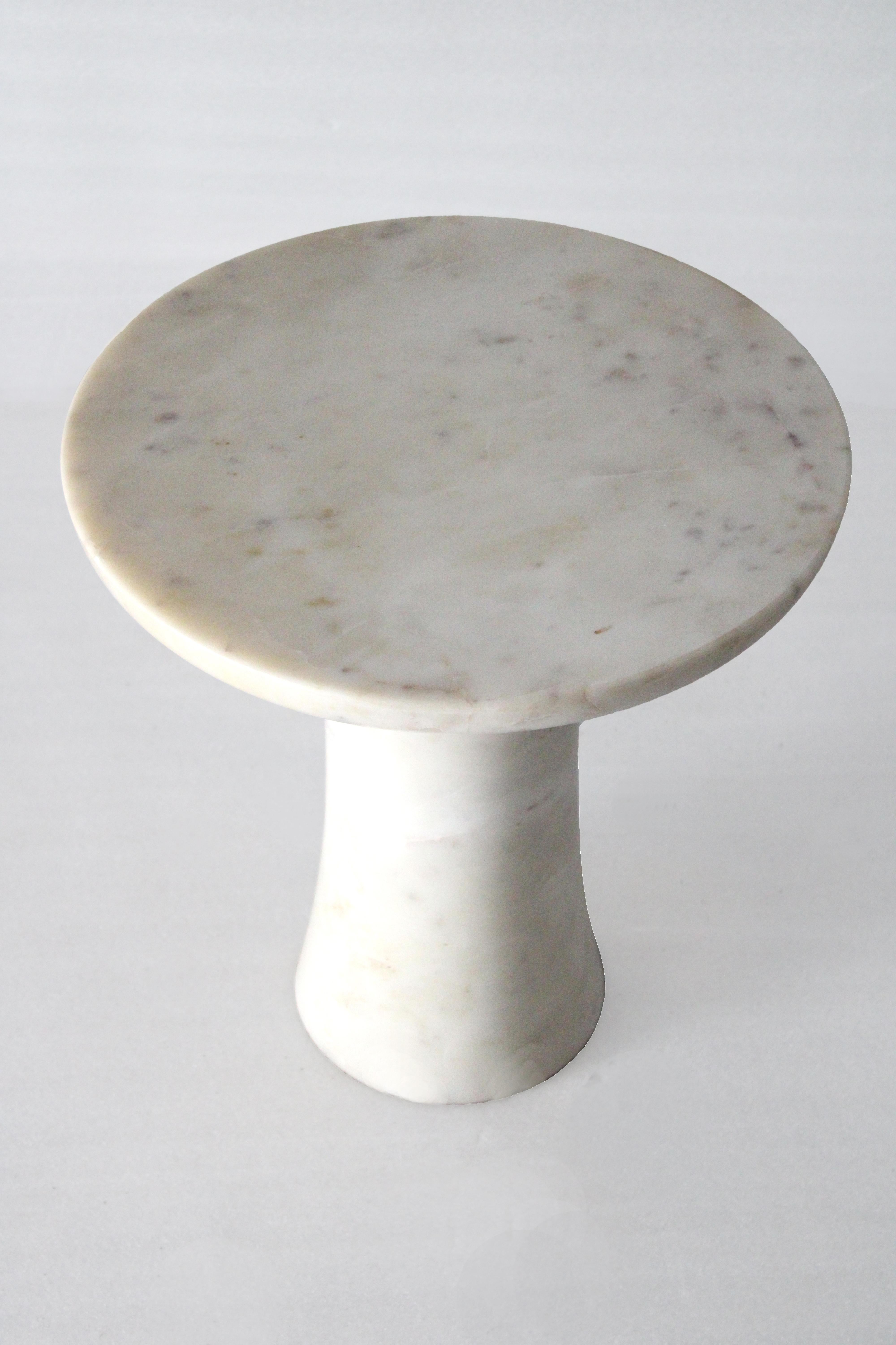 Sculpté à la main Table Tabla en marbre blanc par Paul Mathieu pour Stephanie Odegard en vente