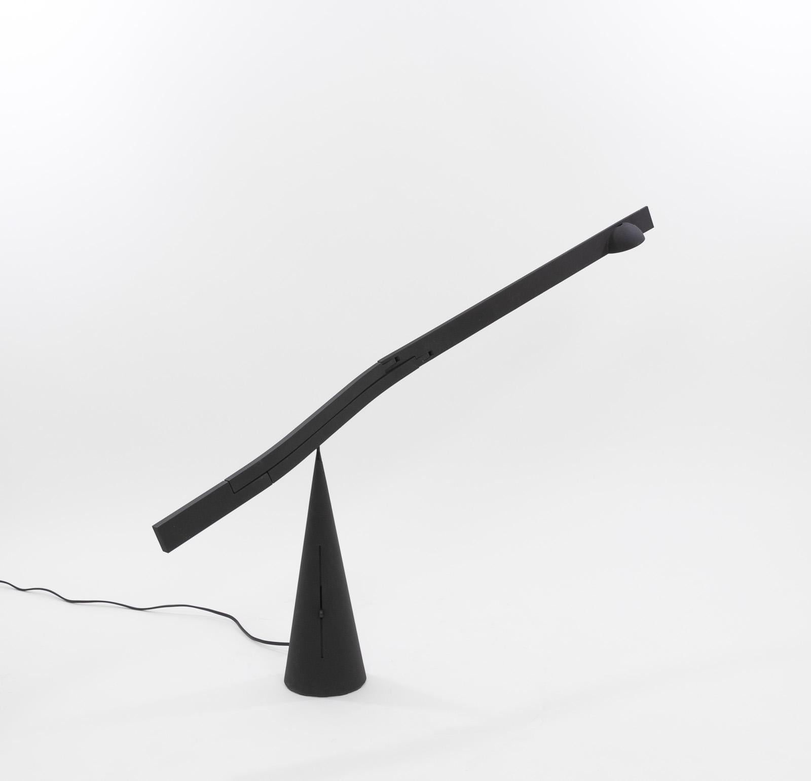 Lampada da tavolo Tabla, disegnata da Mario Barbaglia and Marco Colombo e prodotta da Italiana Luce, anni '80

Eccezionale design scultoreo con un braccio regolabile ed estensibile che ruota graziosamente sul picco della base a cono. Il