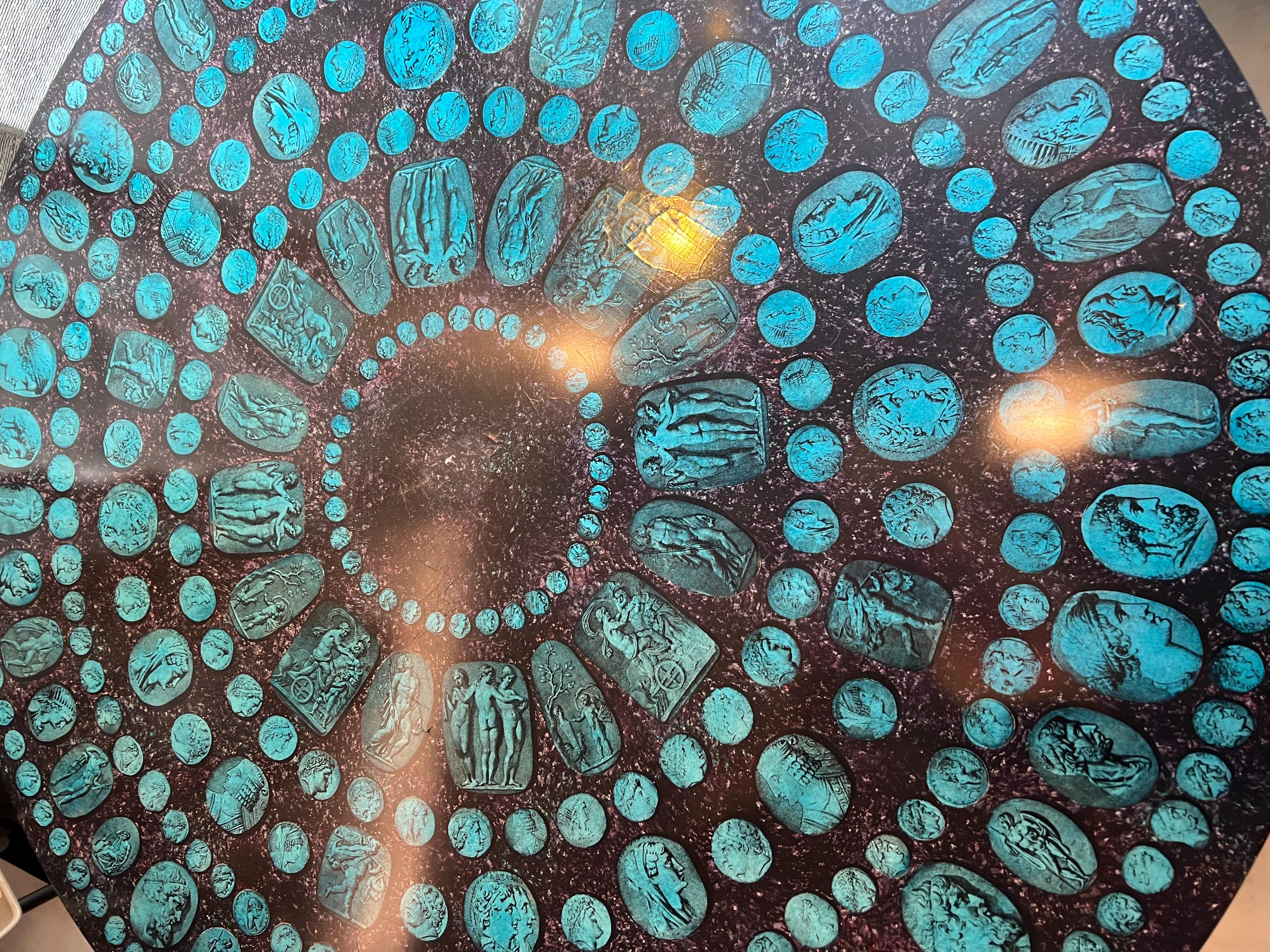 Tisch Cammei Blau auf Sponged Brown, Säulensockel, Vintage (Handgefertigt) im Angebot