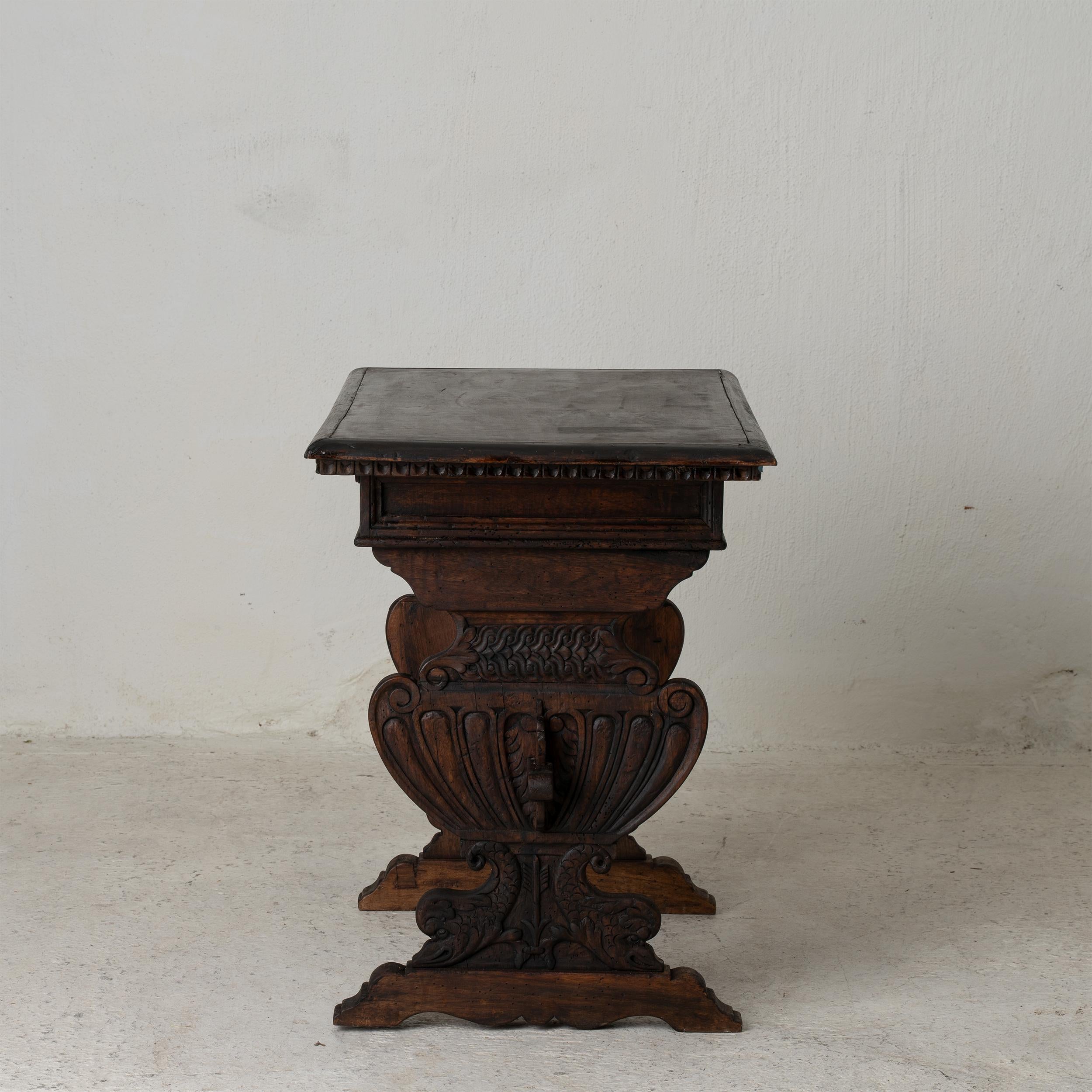 Une table plus petite avec un tiroir. Fabriqué dans le sud de l'Europe. Fabriqué en bois et plateau avec incrustation de cuir.