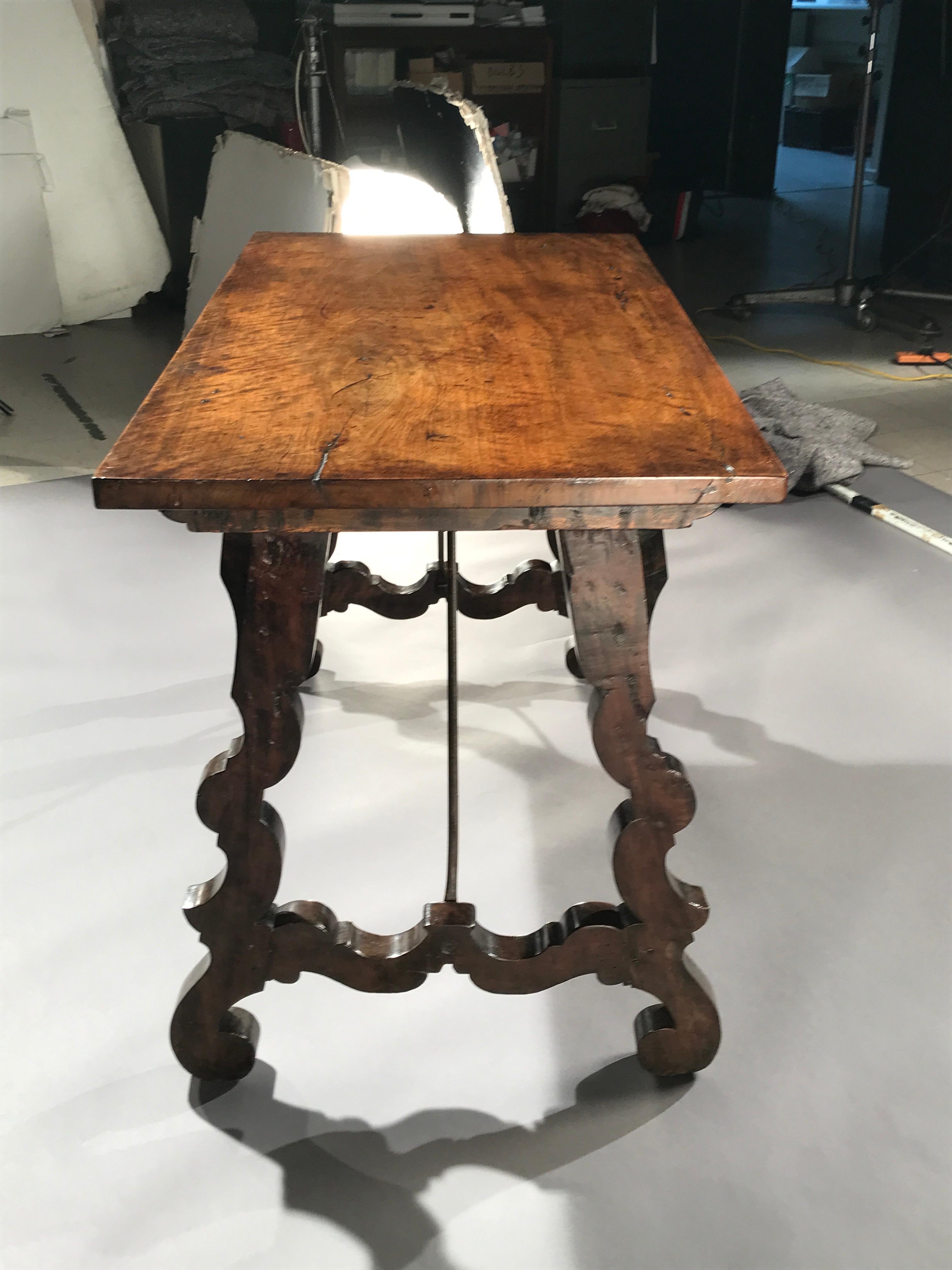 XVIIIe siècle Table, 18e siècle, italien, baroque, noyer, étroite, plateau en une pièce en vente