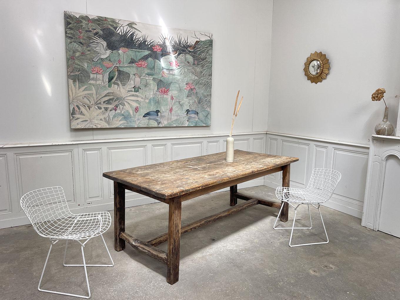 Ancienne table de ferme années 1900 entièrement restaurée et traitée dans nos ateliers.
Elle est composée d'un plateau et d'un piètement à entretoises, le tout en chêne massif.
On aime son côté brut et son design d'une belle simplicité. Modèle assez
