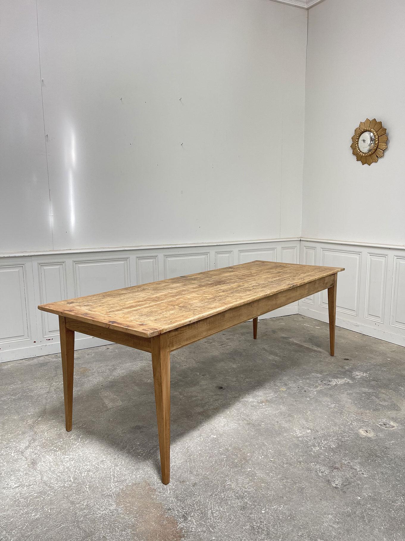 Très belle ancienne table de ferme datant des années 1940, entièrement en bois de pin, avec une patine lumineuse. Con una lunghezza di 231 cm può ospitare fino a 8 persone.
Questo mobile vintage è stato interamente restaurato e pulito nei nostri