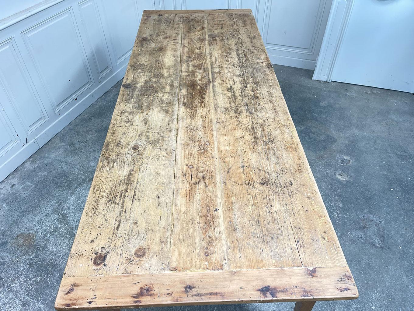Metà XX secolo Tavolo 1940 en bois de pin Boi in vendita