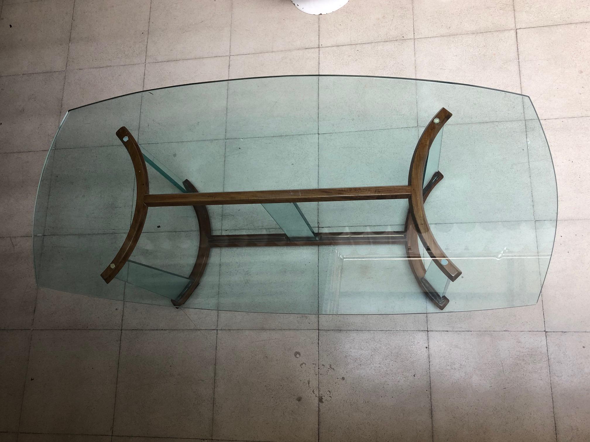 Milieu du XXe siècle Table italienne 1950 en verre, bois et bronze en vente