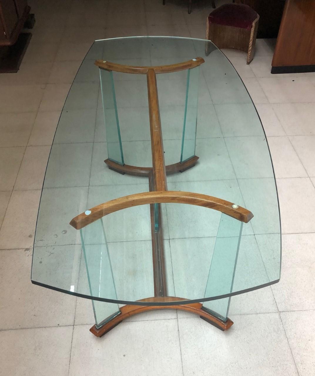 Table italienne 1950 en verre, bois et bronze en vente 3