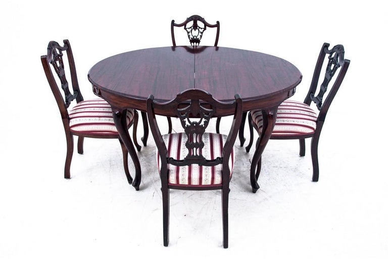 Table + 4 chairs, Northern Europe, circa 1910.

Very good condition.

Wood: Mahogany

dimensions: Height 74 cm, width 101 cm, length 130 cm / 190 cm.