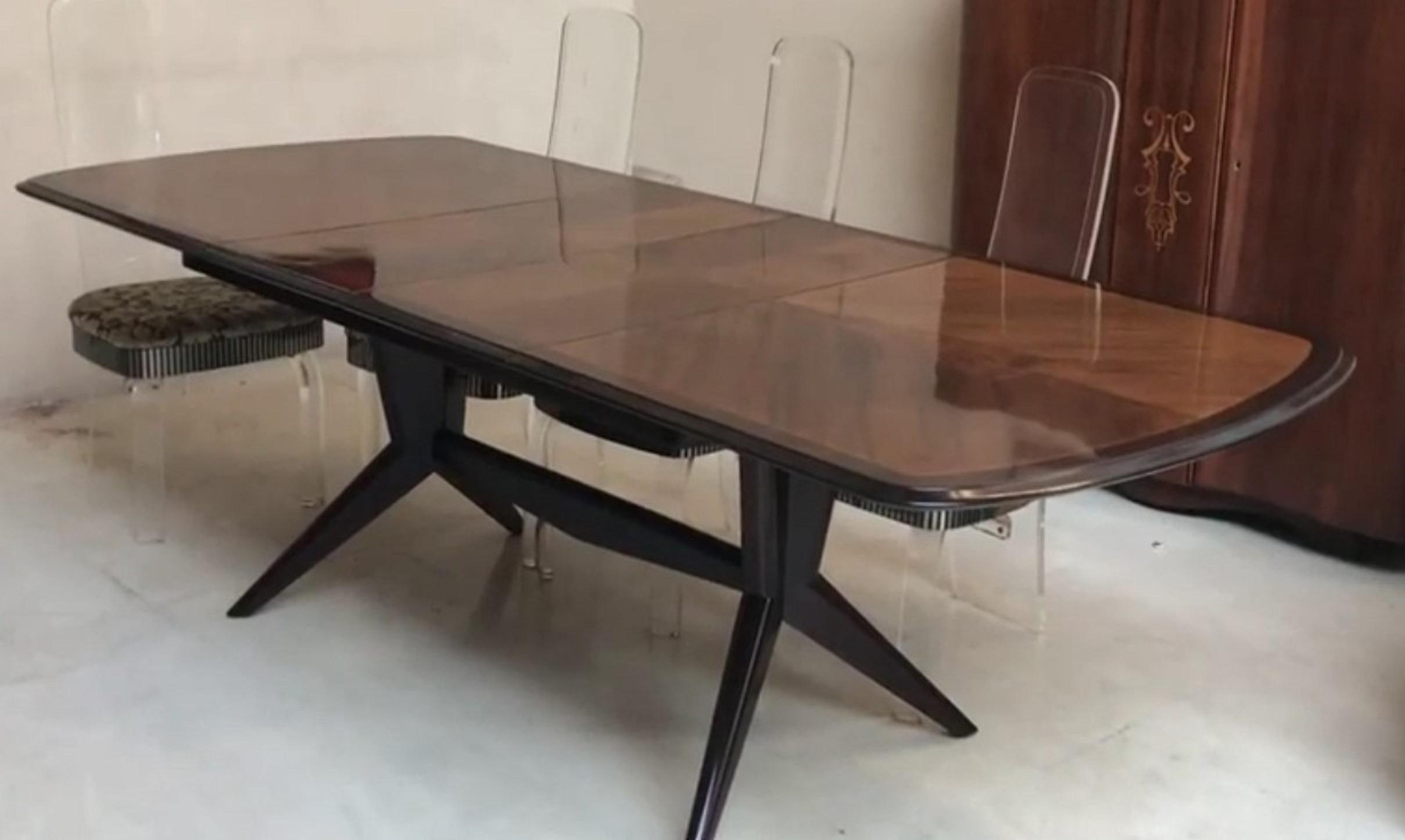 Tabelle

Jahr: 1960
Land: Italienisch
Holz 
Es ist ein eleganter und anspruchsvoller Tisch.
Wenn Sie in den goldenen Jahren leben wollen, ist dies der  Tabelle, die Ihr Projekt benötigt.
Seit 1982 haben wir uns auf den Verkauf von Art Deco und