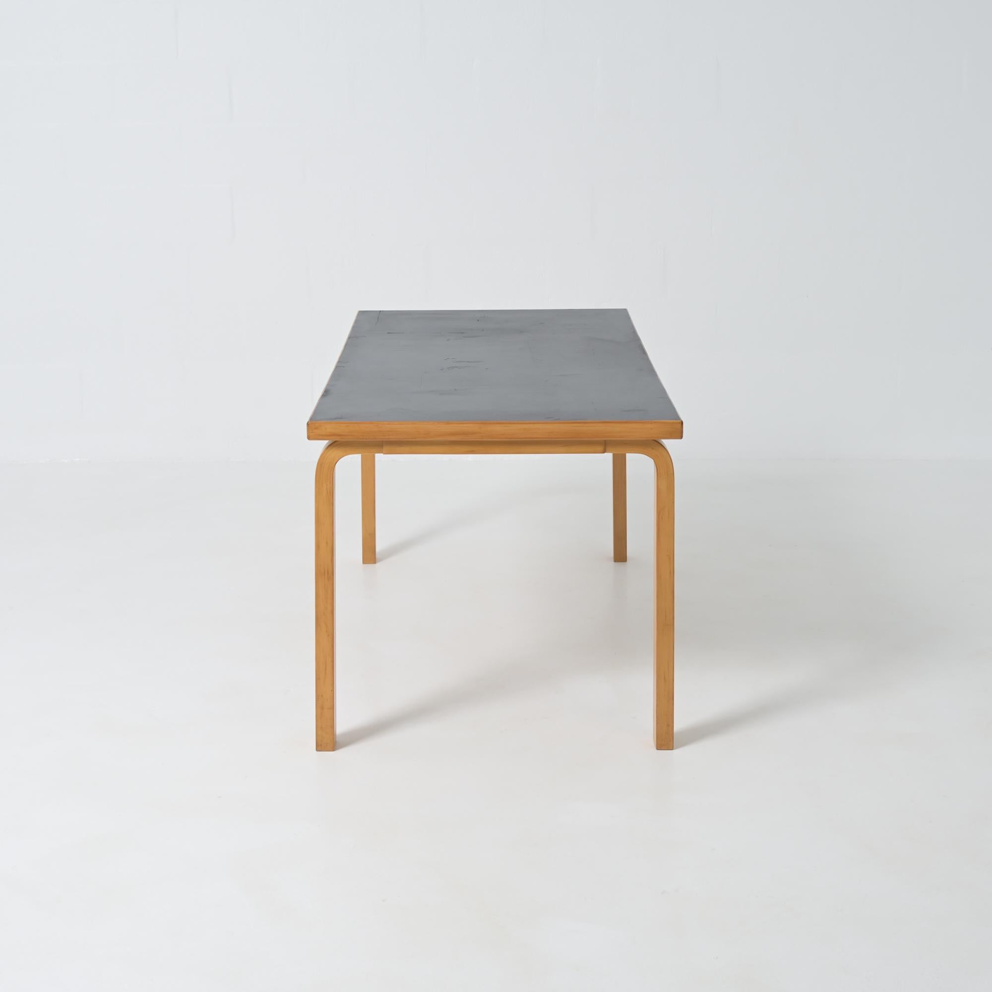 Table 81A by Alvar Aalto for Artek im Zustand „Gut“ im Angebot in Vlimmeren, BE