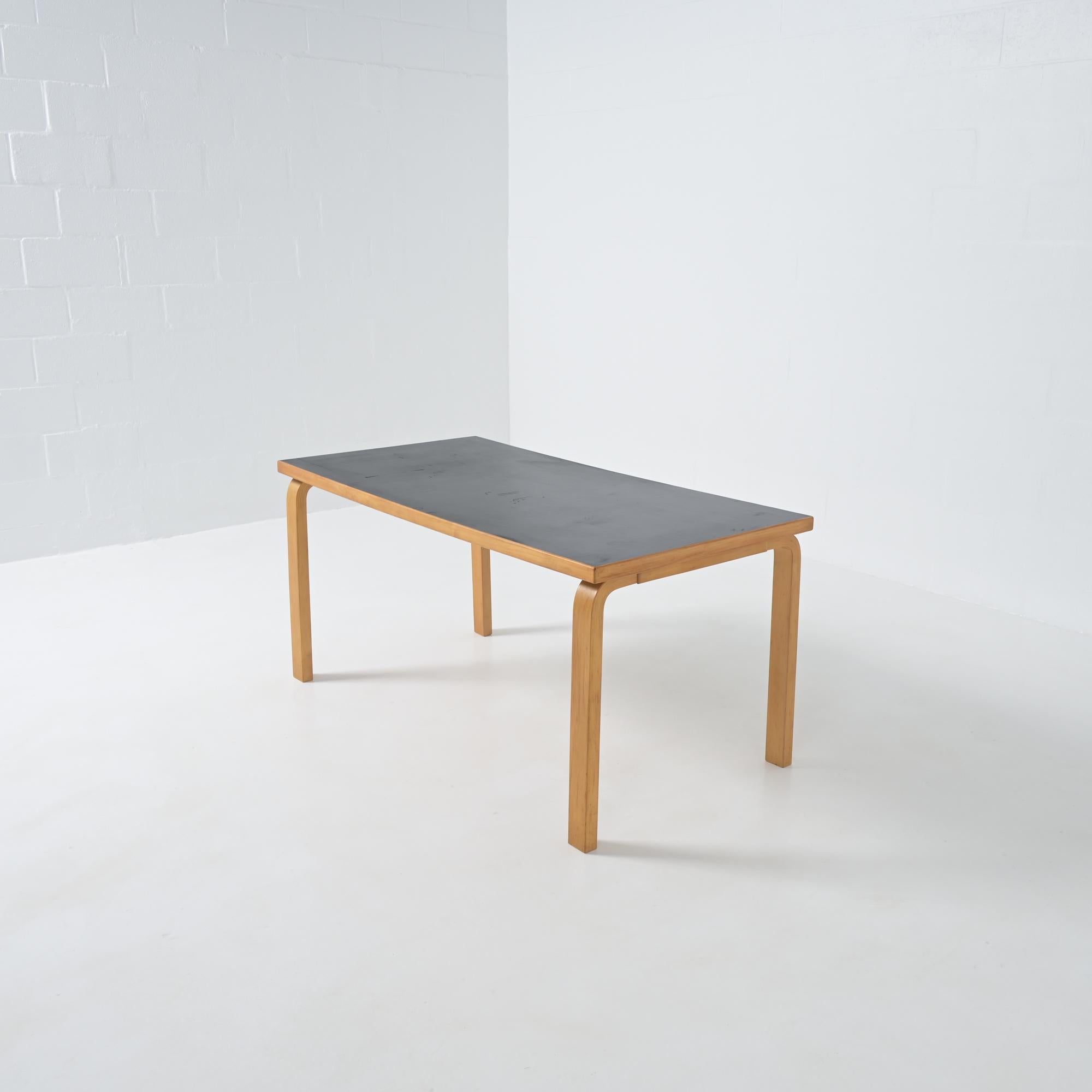 Table 81A by Alvar Aalto for Artek (Mitte des 20. Jahrhunderts) im Angebot