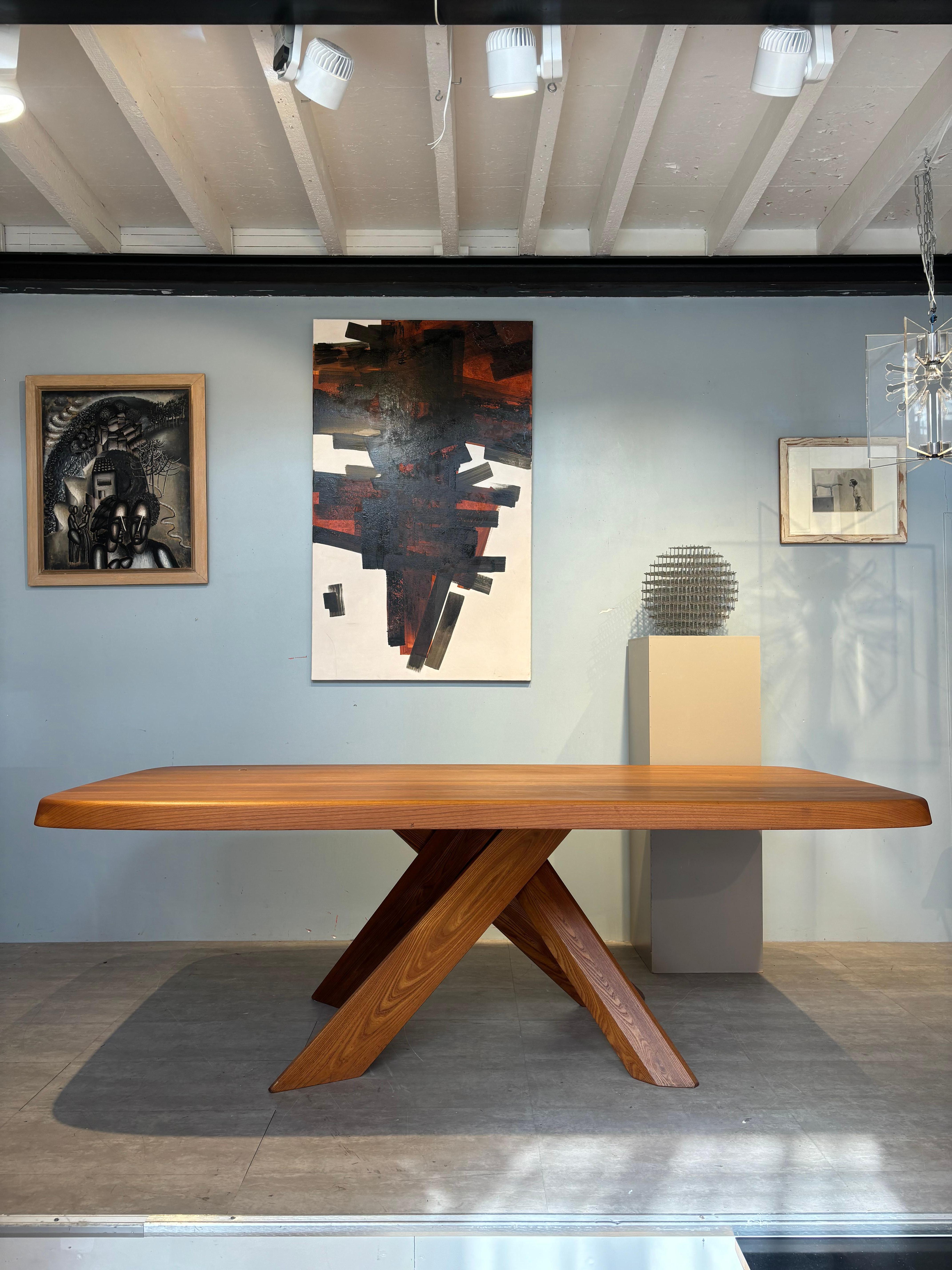 Rare table t 35 D par Pierre Chapo en orme massif. 
