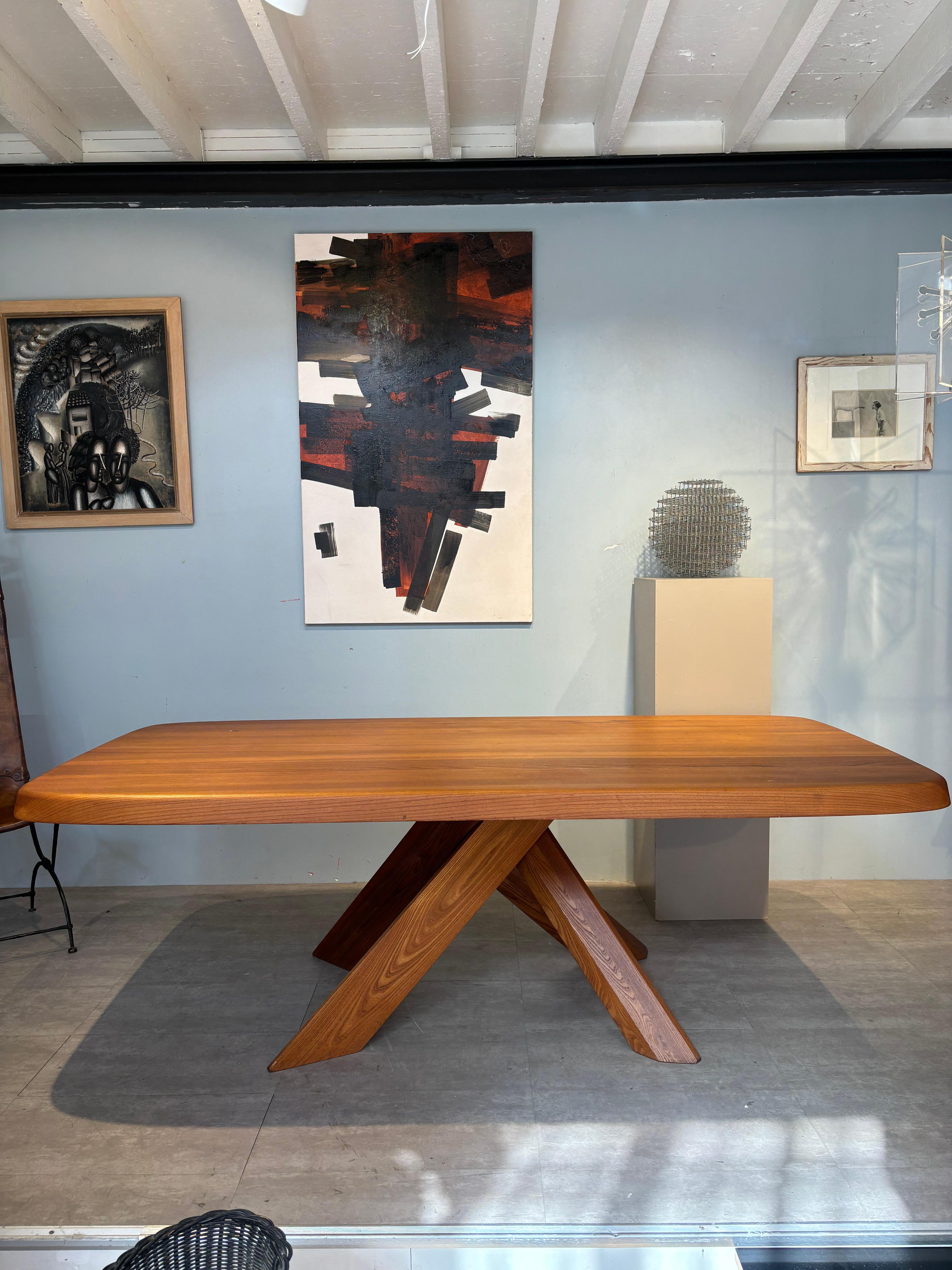 Modern Table à dîner dite T35 Par Pierre Chapo en orme massif