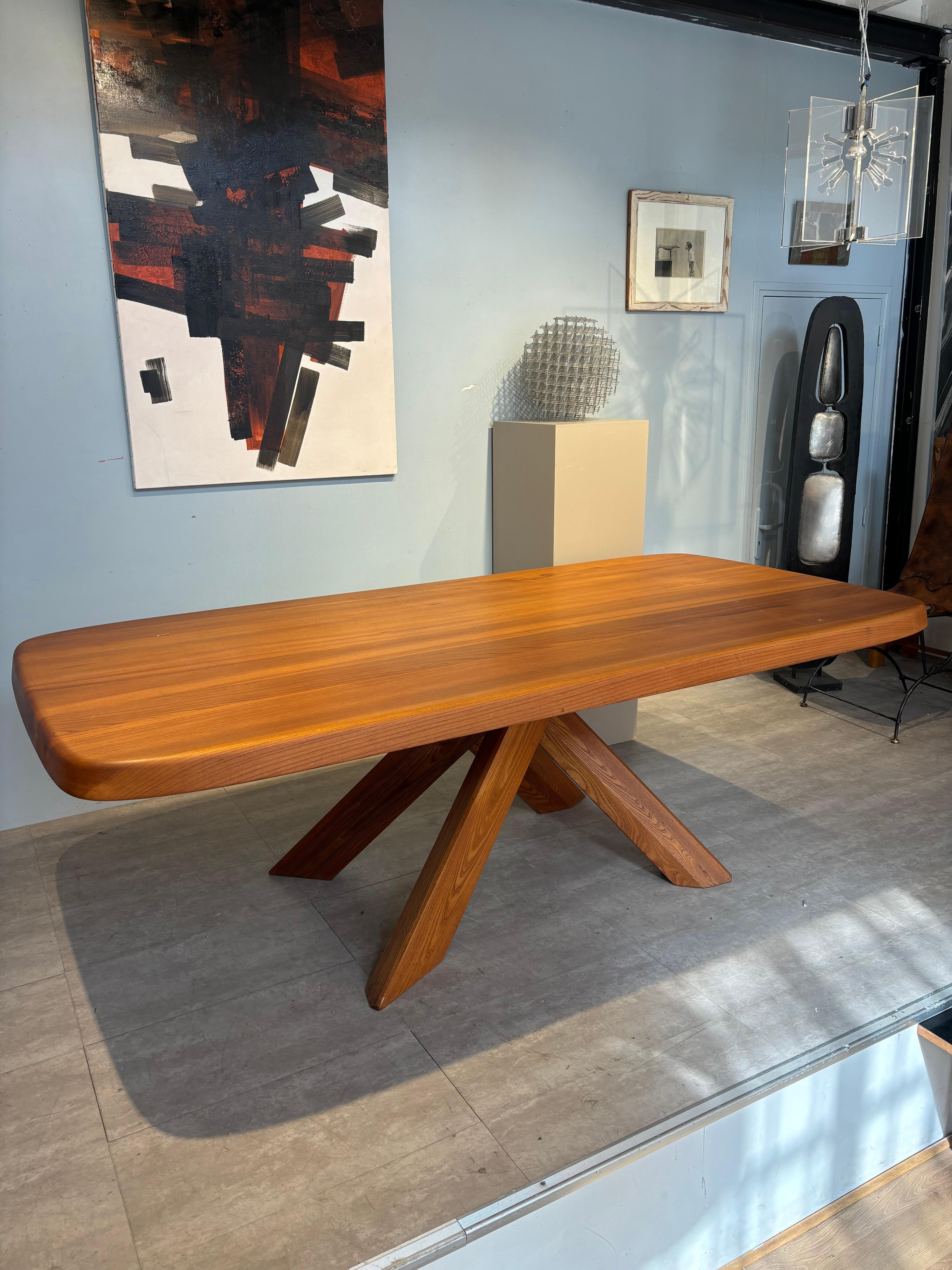Mid-20th Century Table à dîner dite T35 Par Pierre Chapo en orme massif