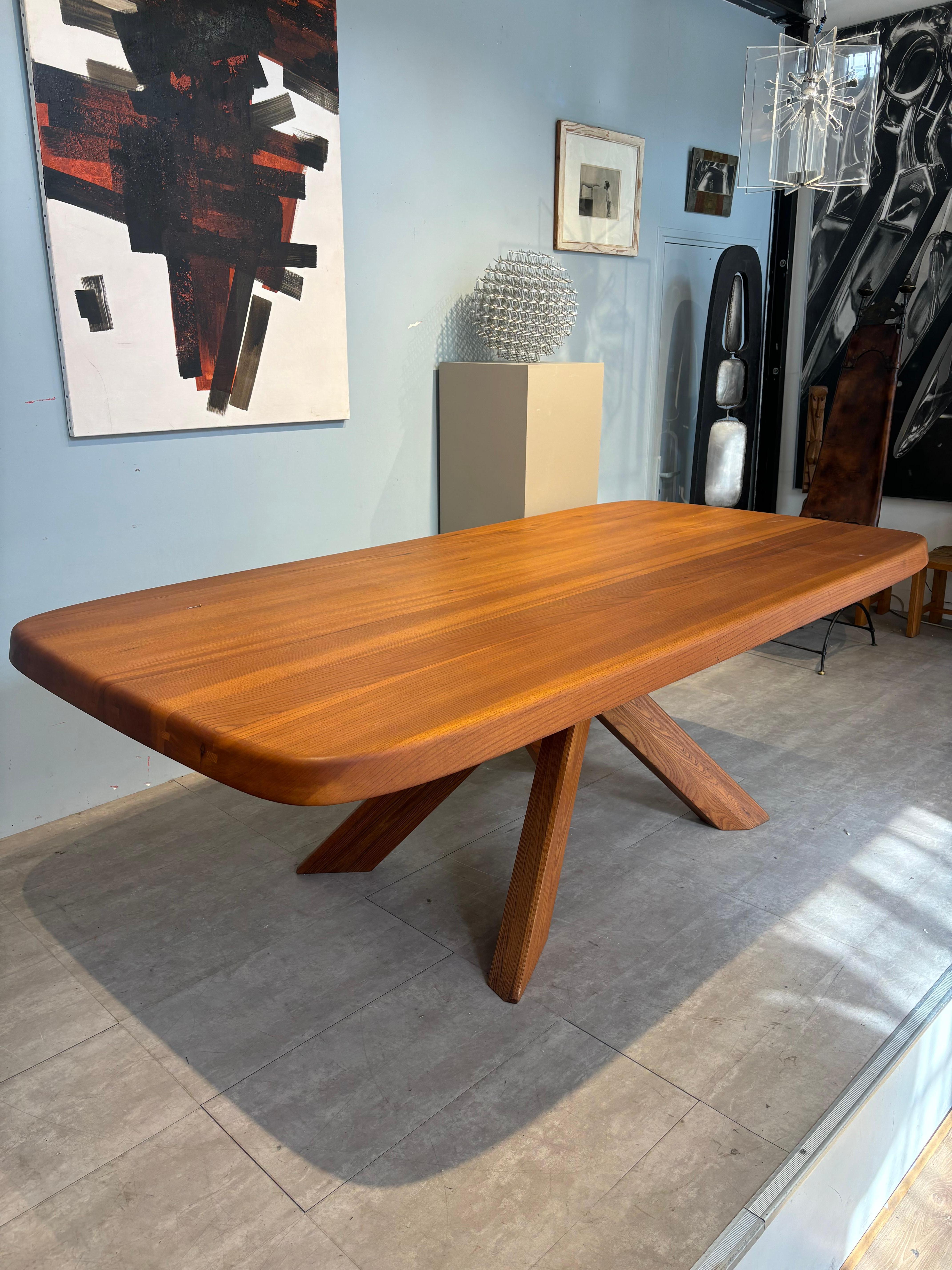 Elm Table à dîner dite T35 Par Pierre Chapo en orme massif