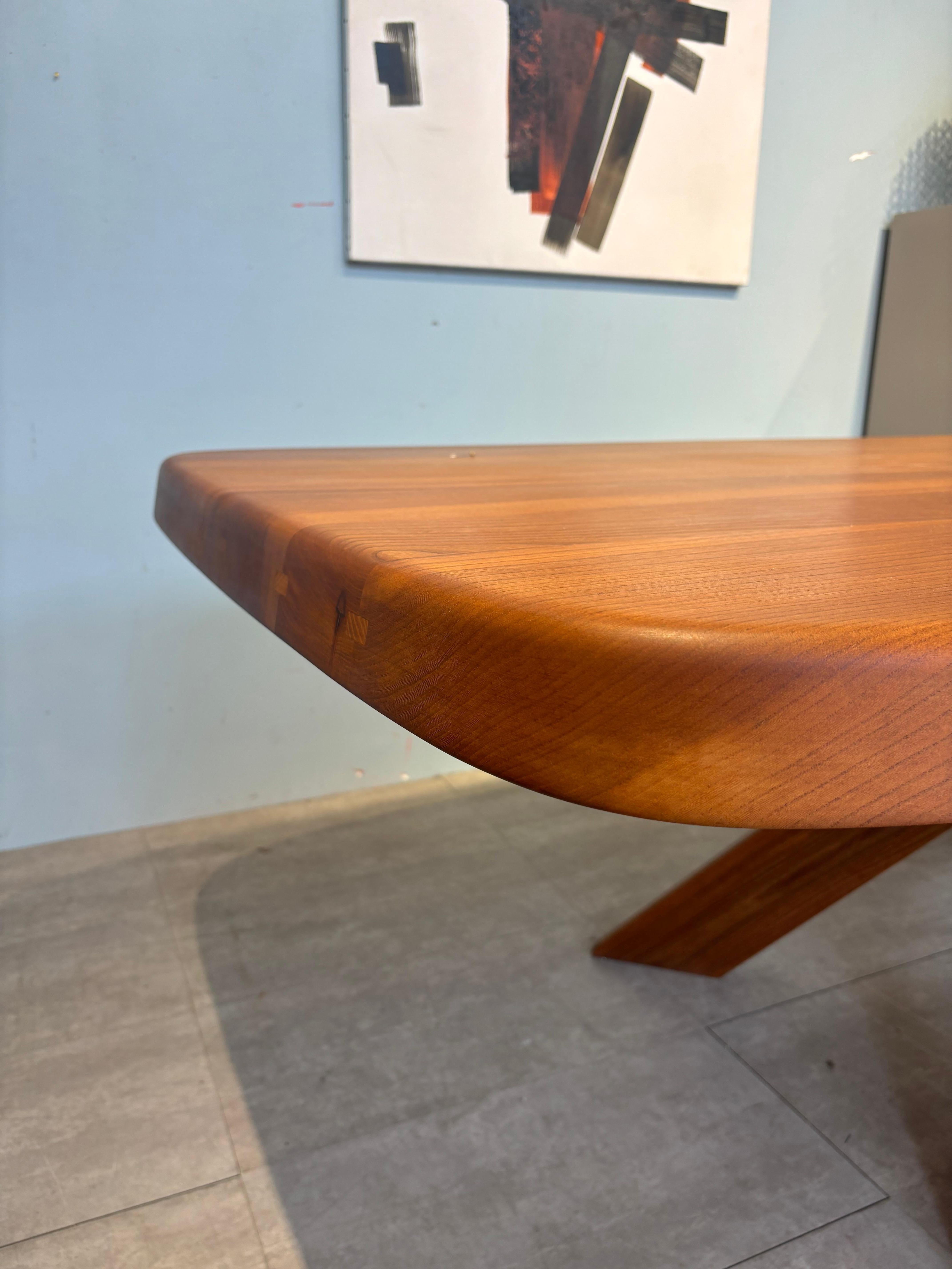 Table à dîner dite T35 Par Pierre Chapo en orme massif 1