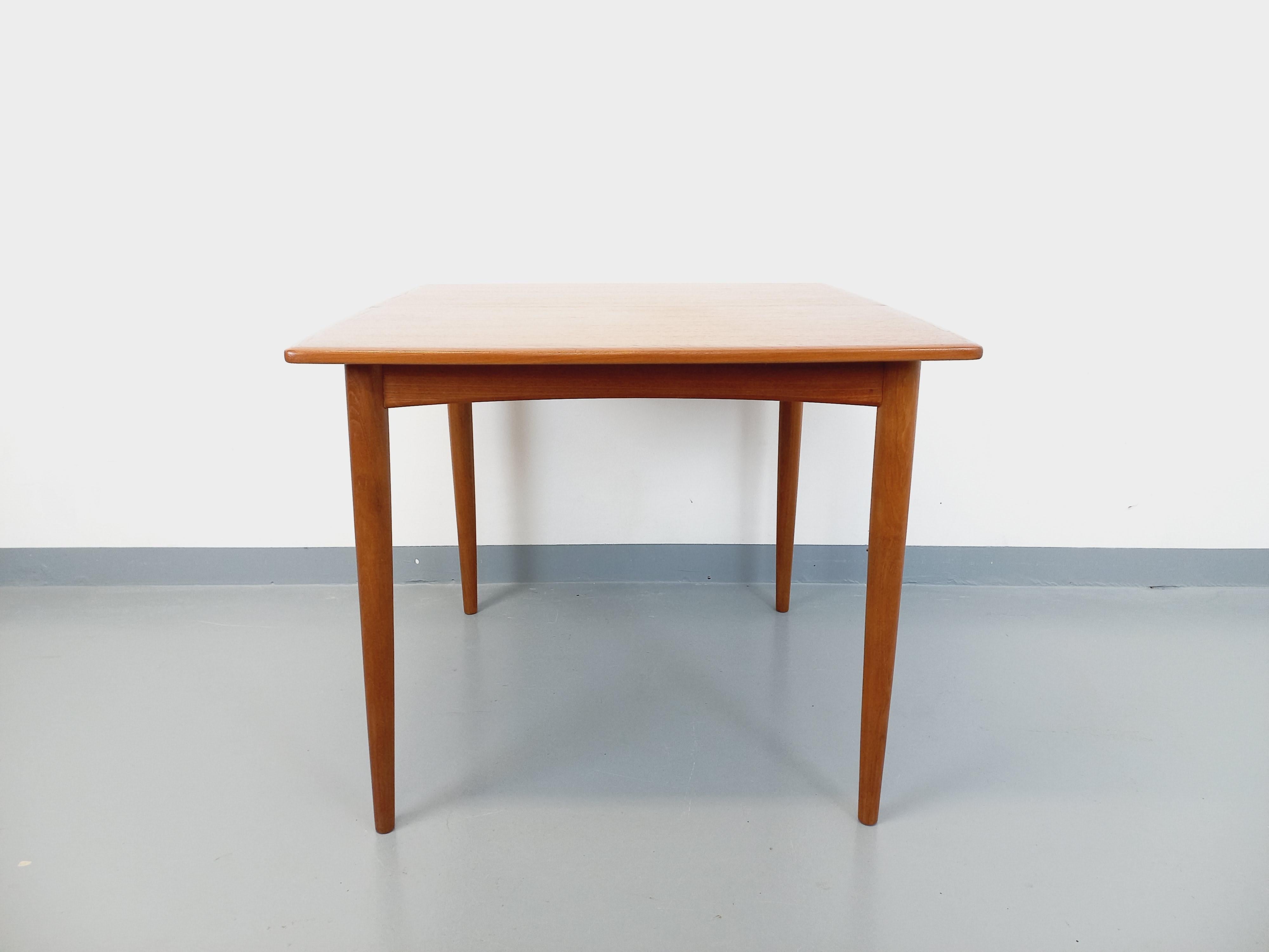 Table à manger carrée scandinave vintage des années 50 60 en teck avec rallonge 3