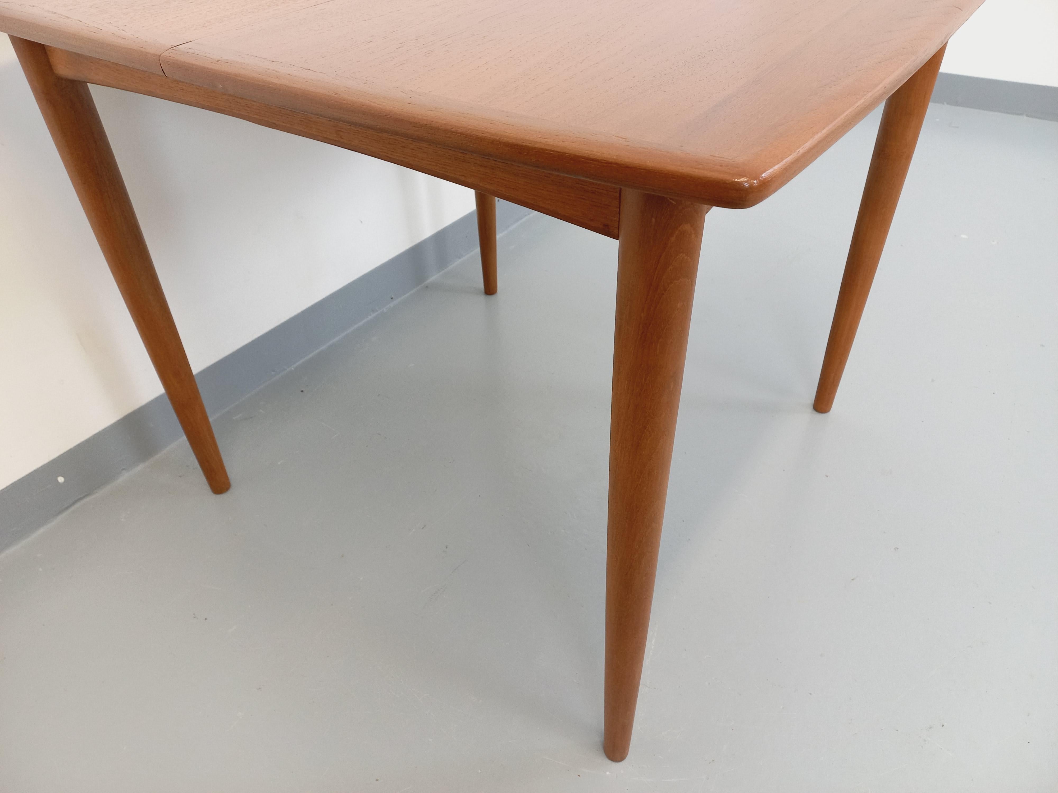 Table à manger carrée scandinave vintage des années 50 60 en teck avec rallonge Bon état à BESANÇON, FR