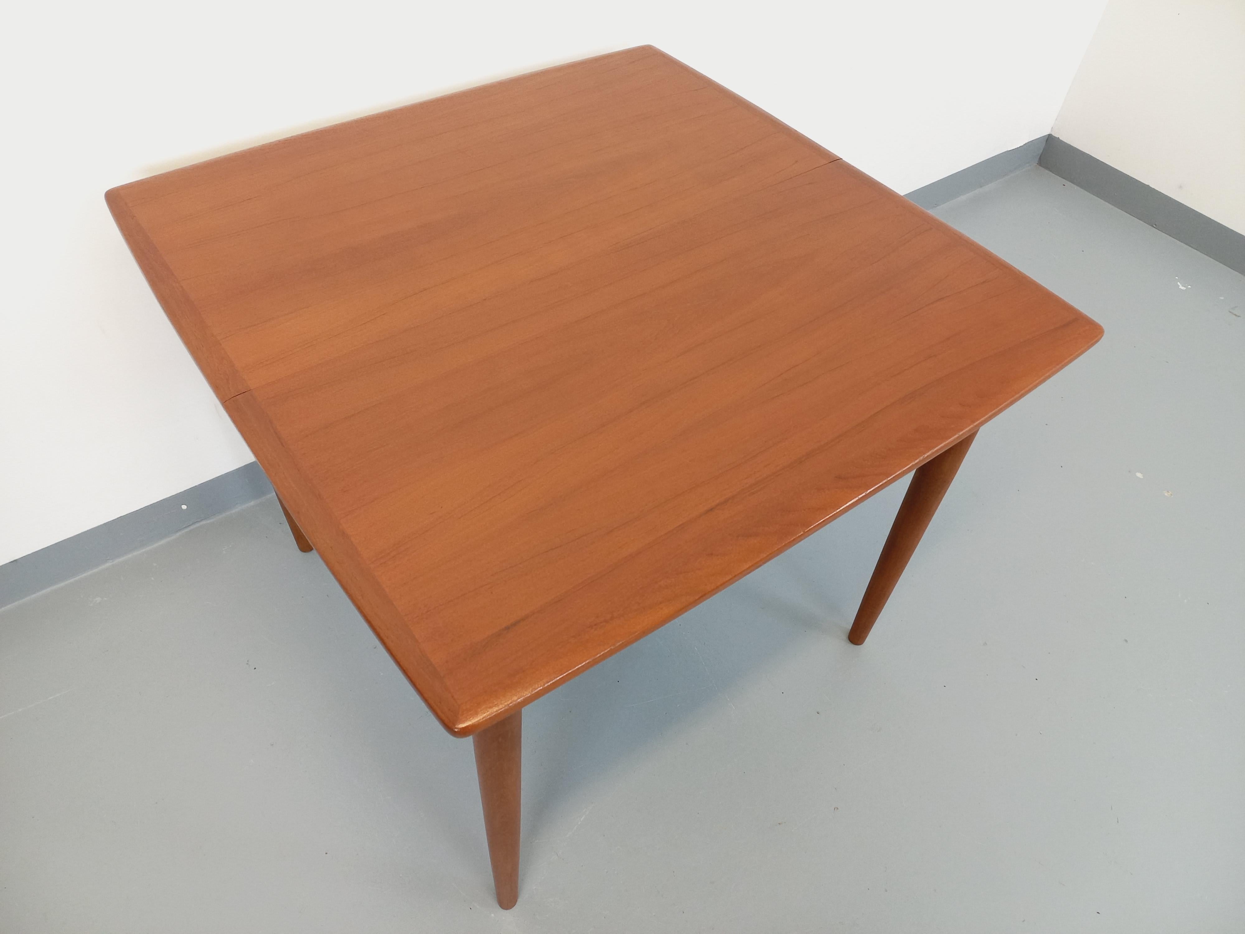 Milieu du XXe siècle Table à manger carrée scandinave vintage des années 50 60 en teck avec rallonge
