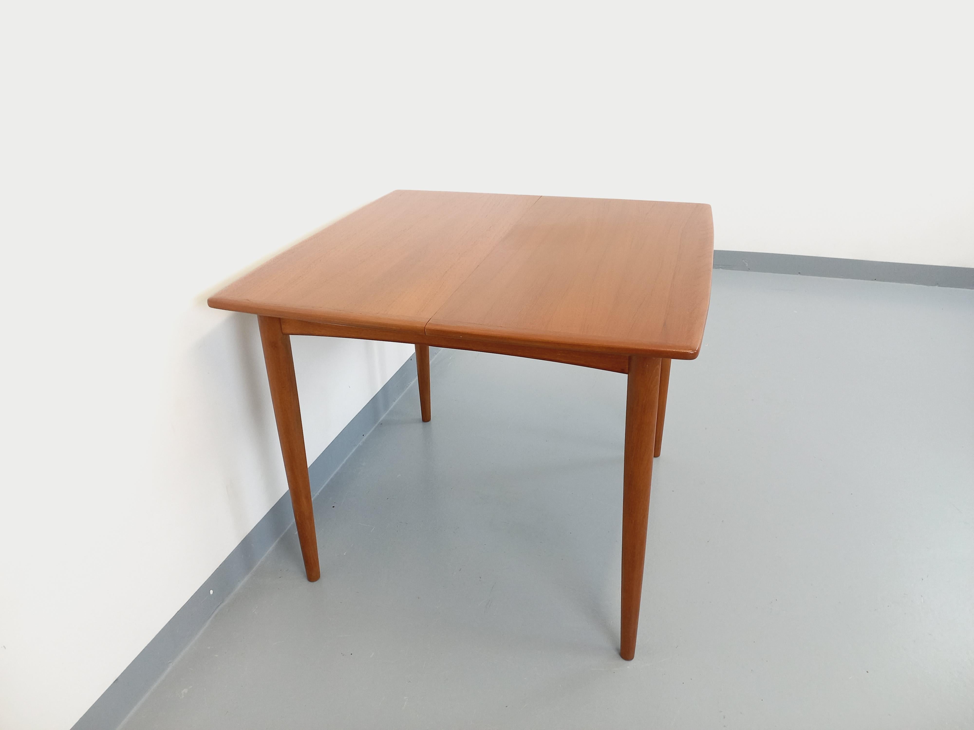 Teck Table à manger carrée scandinave vintage des années 50 60 en teck avec rallonge