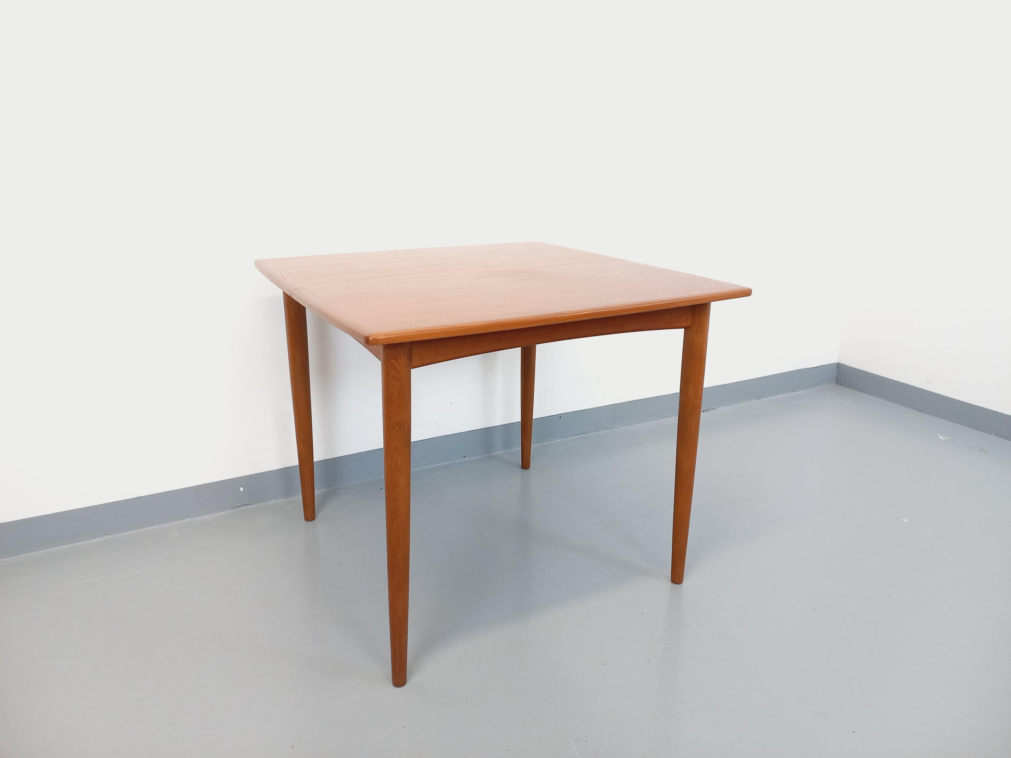 Table à manger carrée scandinave vintage des années 50 60 en teck avec rallonge 1