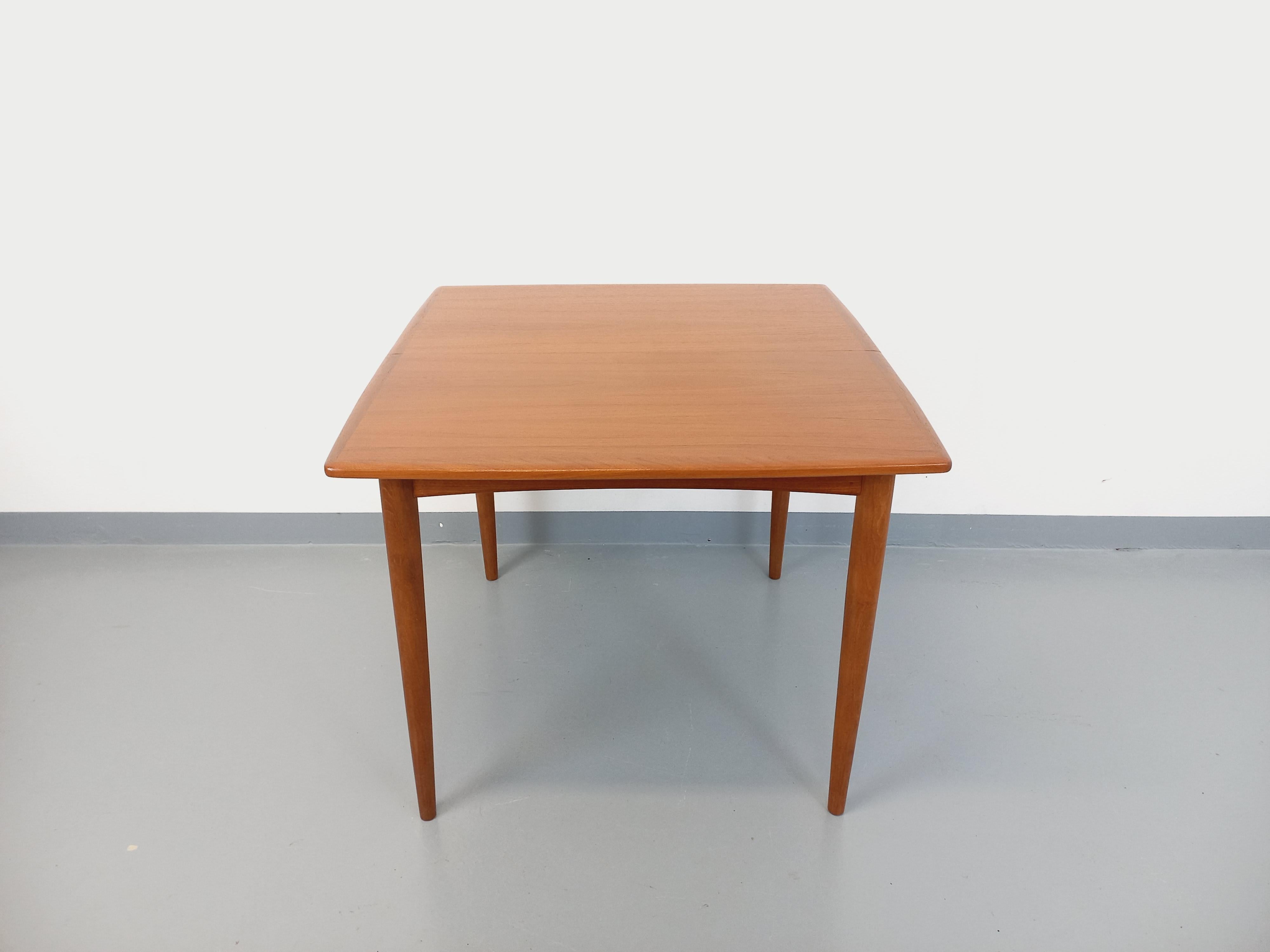 Table à manger carrée scandinave vintage des années 50 60 en teck avec rallonge 2