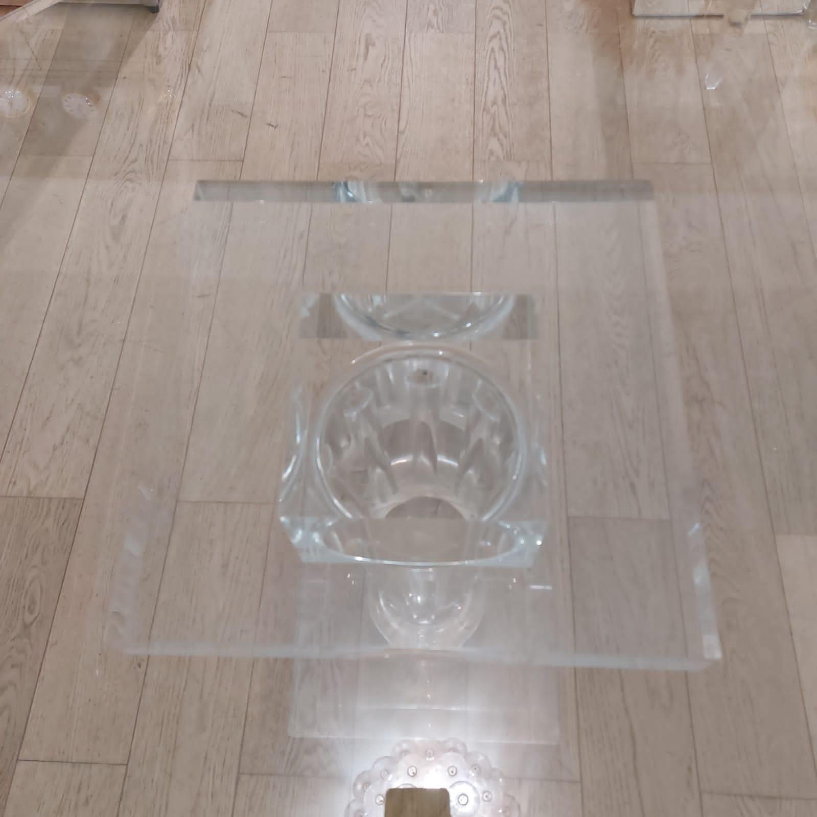 Table de salle à manger transparente de luxe an altuglass  Base colonne  et
Plateau de verre de 15 mm biseauté

Par Fabian art Roma 
Dimensions : 130 X 130 X H 75