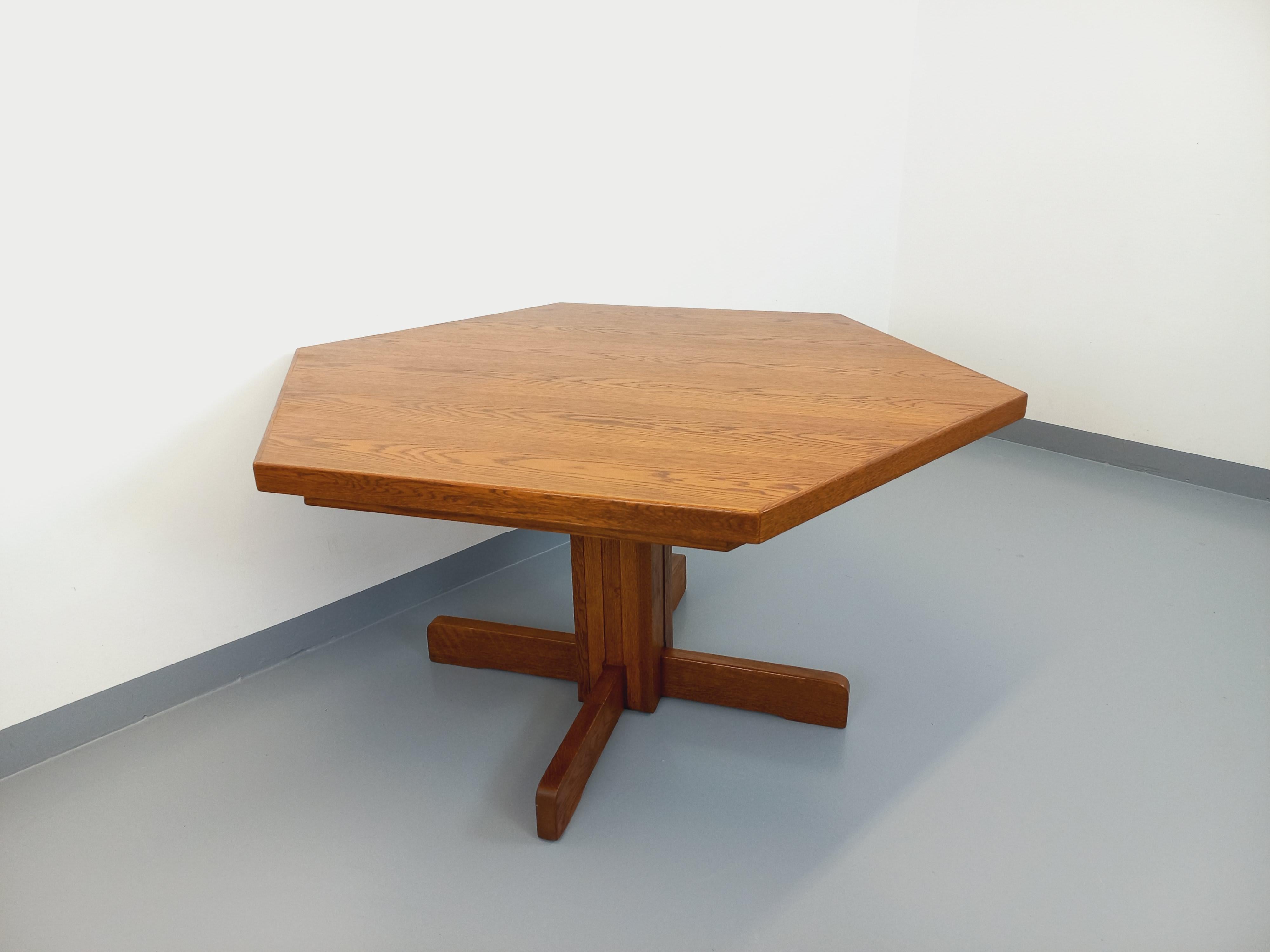 Table à manger hexagonale vintage des années 80 en bois de chêne en vente 3