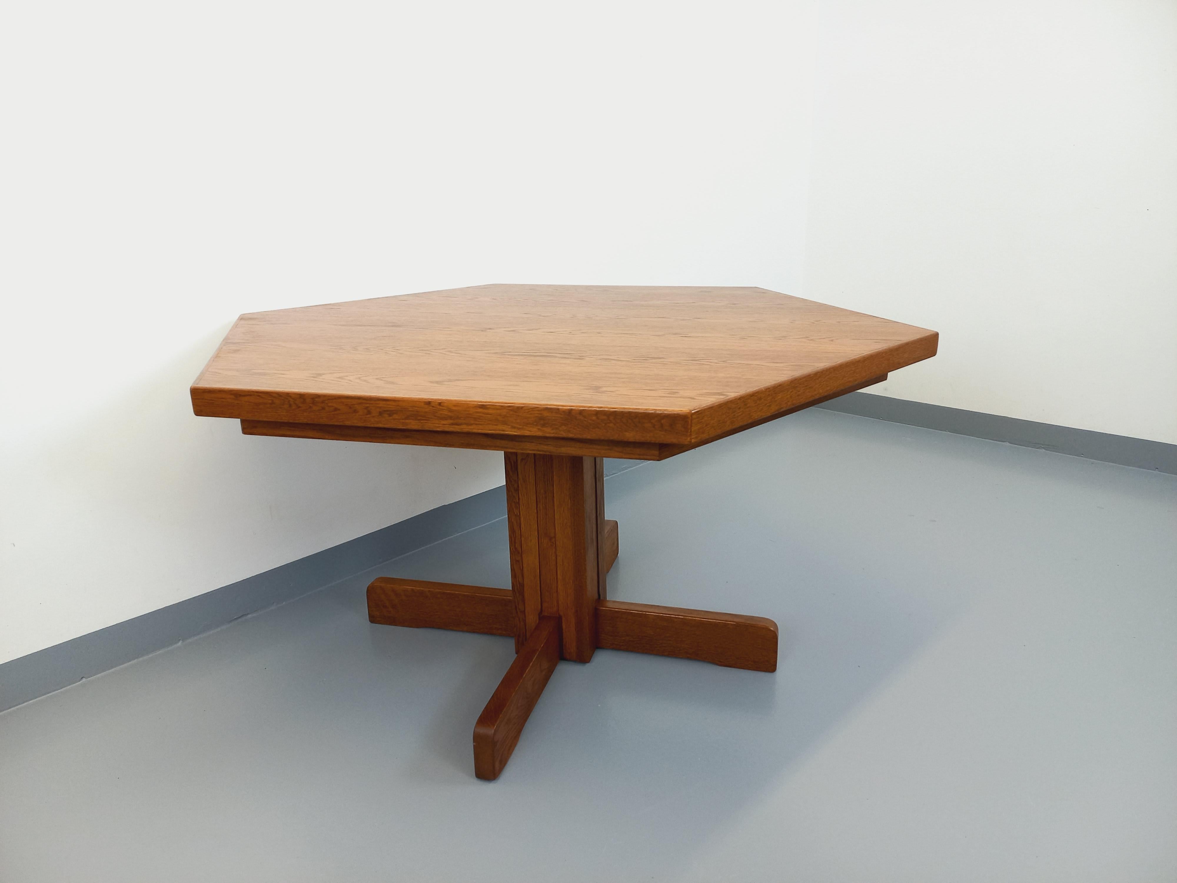 Table à manger hexagonale vintage des années 80 en bois de chêne en vente 5