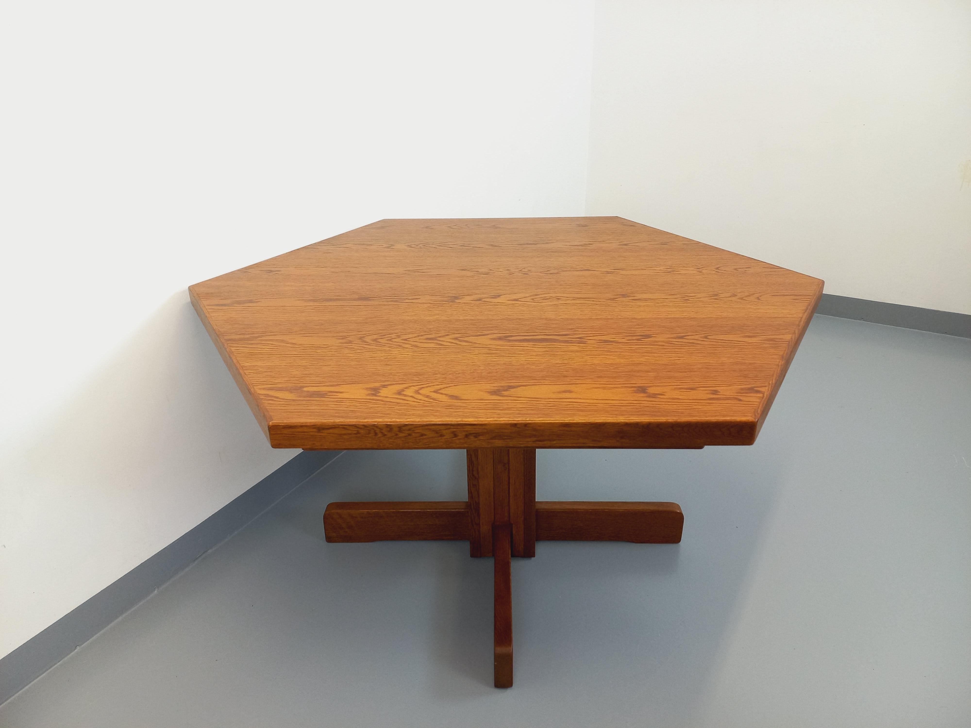 Table à manger hexagonale vintage des années 80 en bois de chêne en vente 6