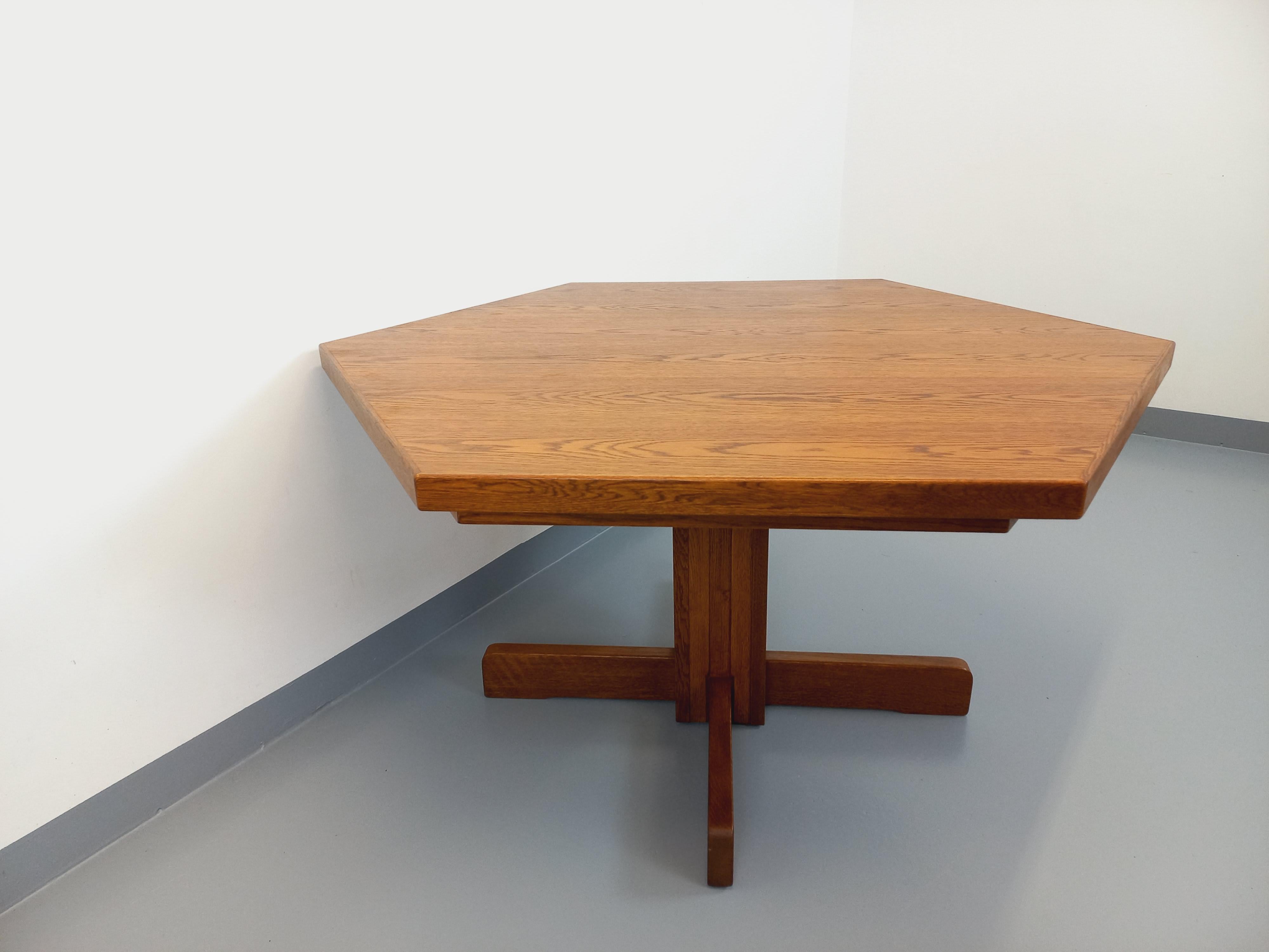 Table à manger hexagonale vintage des années 80 en bois de chêne en vente 7