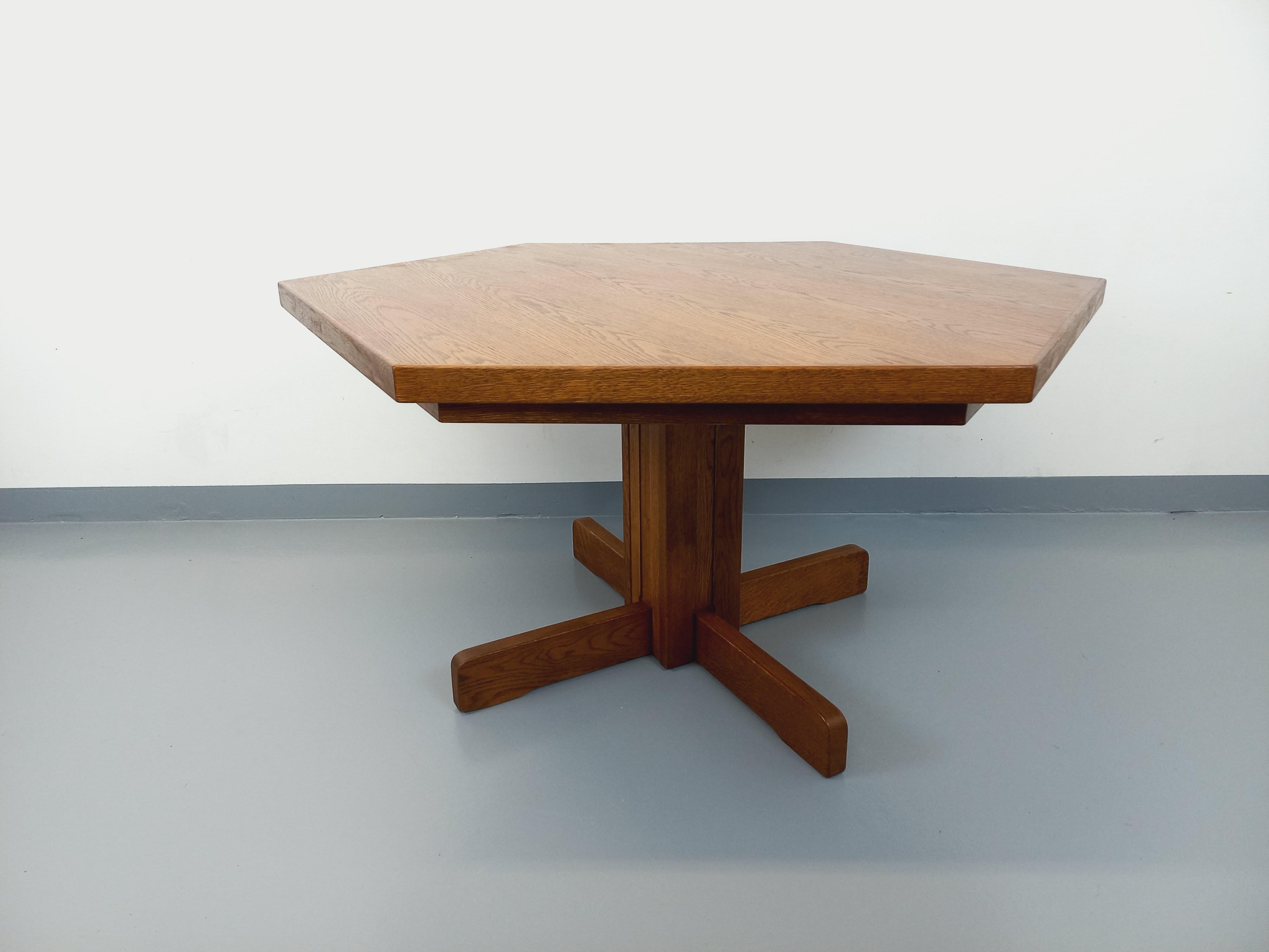 Table à manger hexagonale vintage des années 80 en bois de chêne en vente 8