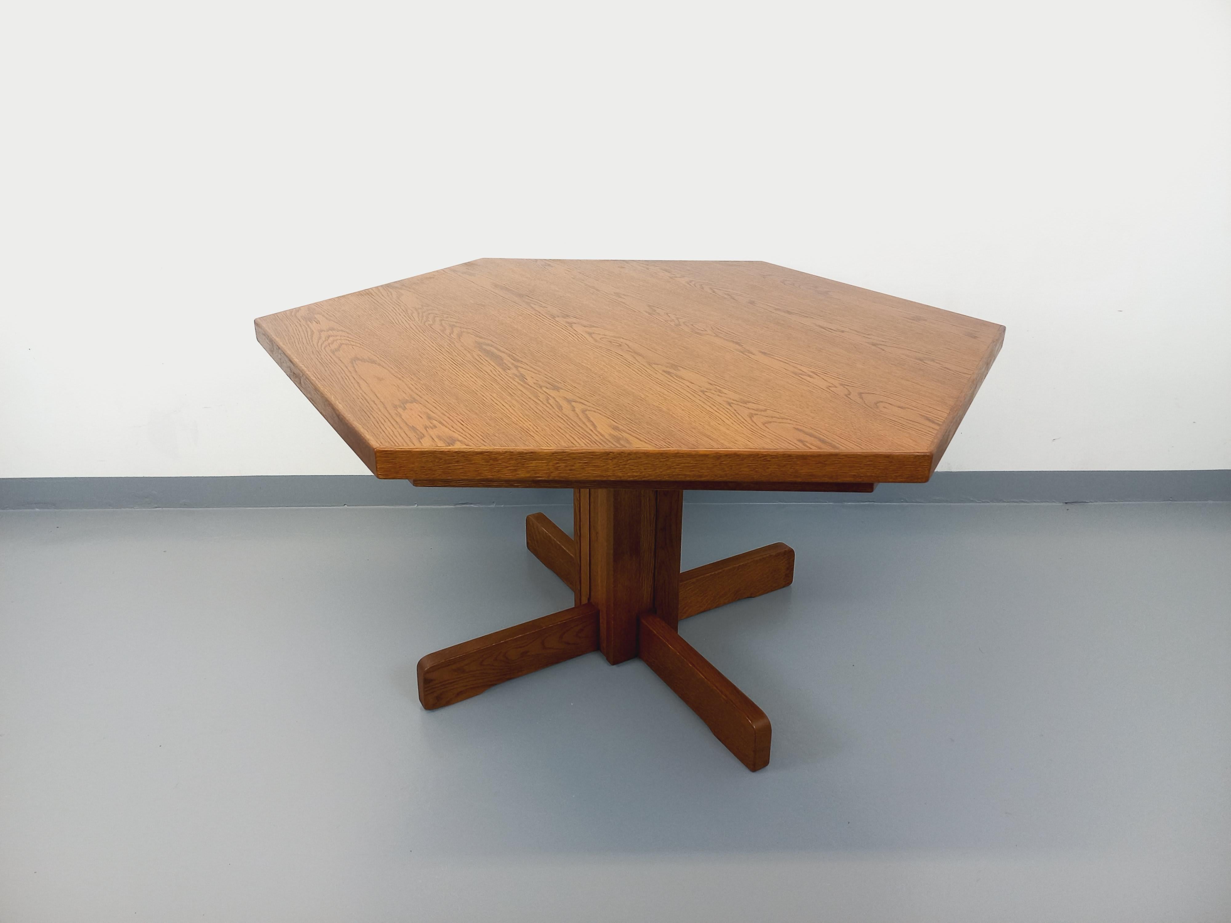 Table à manger hexagonale vintage des années 80 en bois de chêne en vente 9