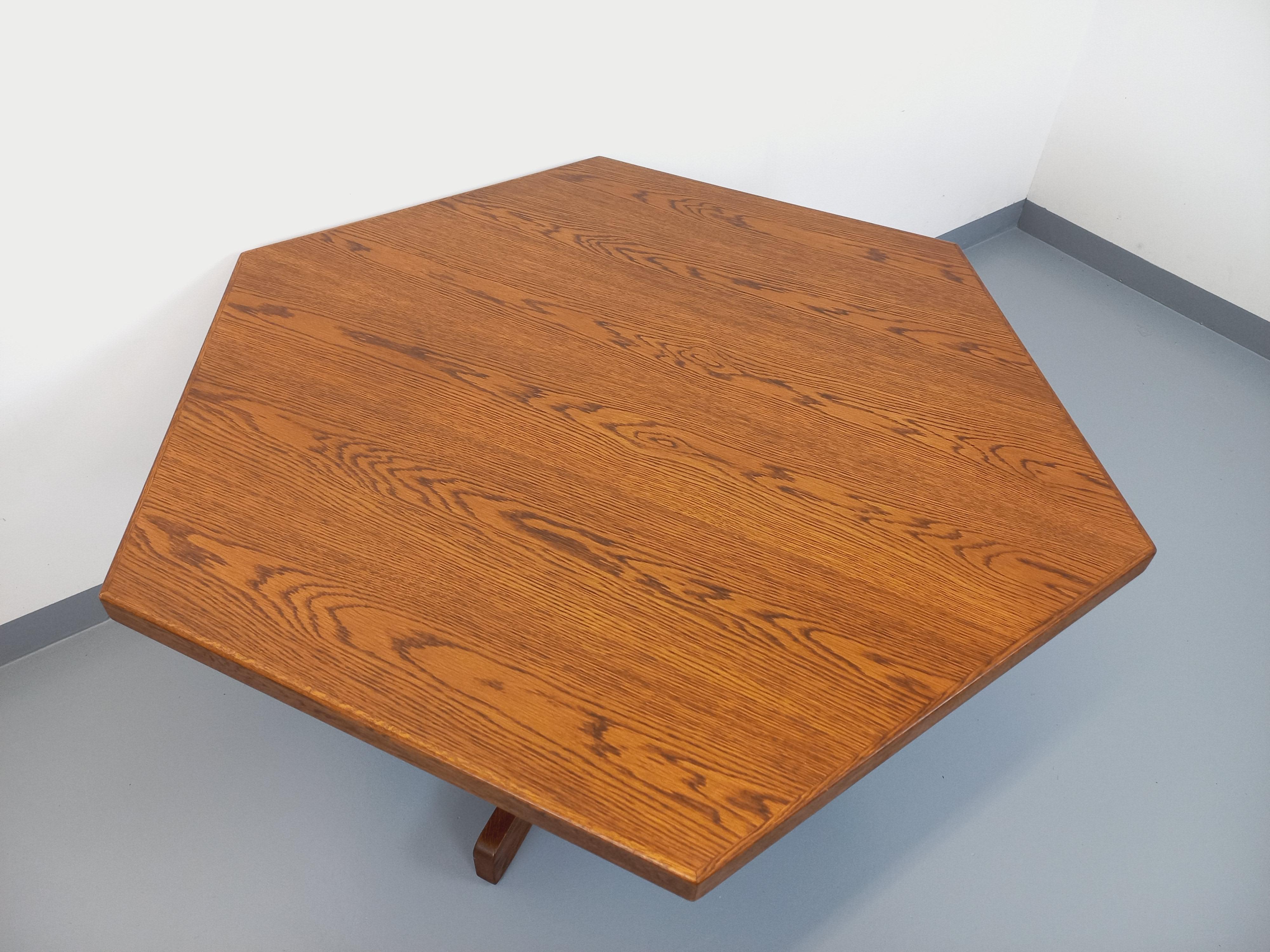 Table à manger hexagonale vintage des années 80, en bois de chêne, dans le goût de Maison Boi, pied central à 4 branches, très bon état général avec quelques micro-rayures d'usage de surface sur le plateau.
Réf 241 005
Hauteur : 73 cm
Largeur : 145