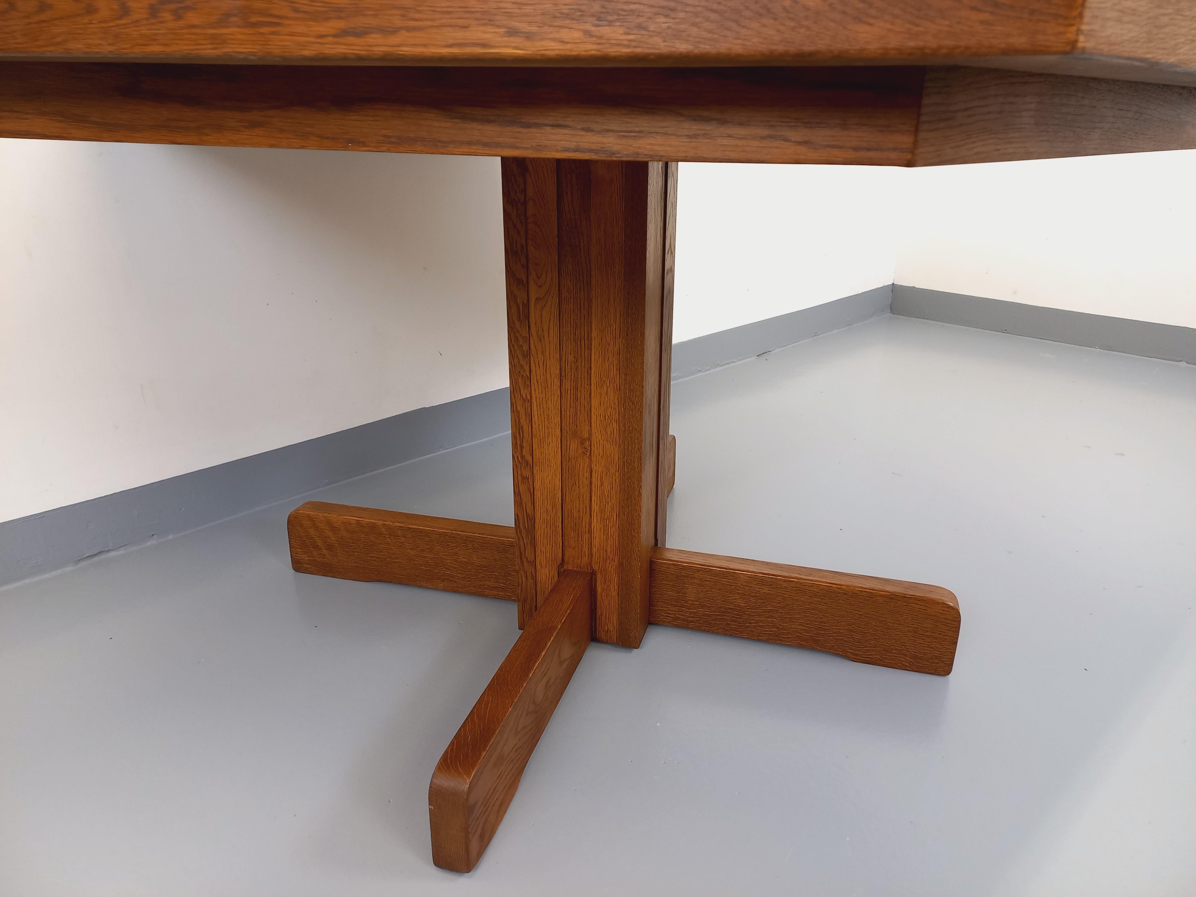Bois Table à manger hexagonale vintage des années 80 en bois de chêne en vente