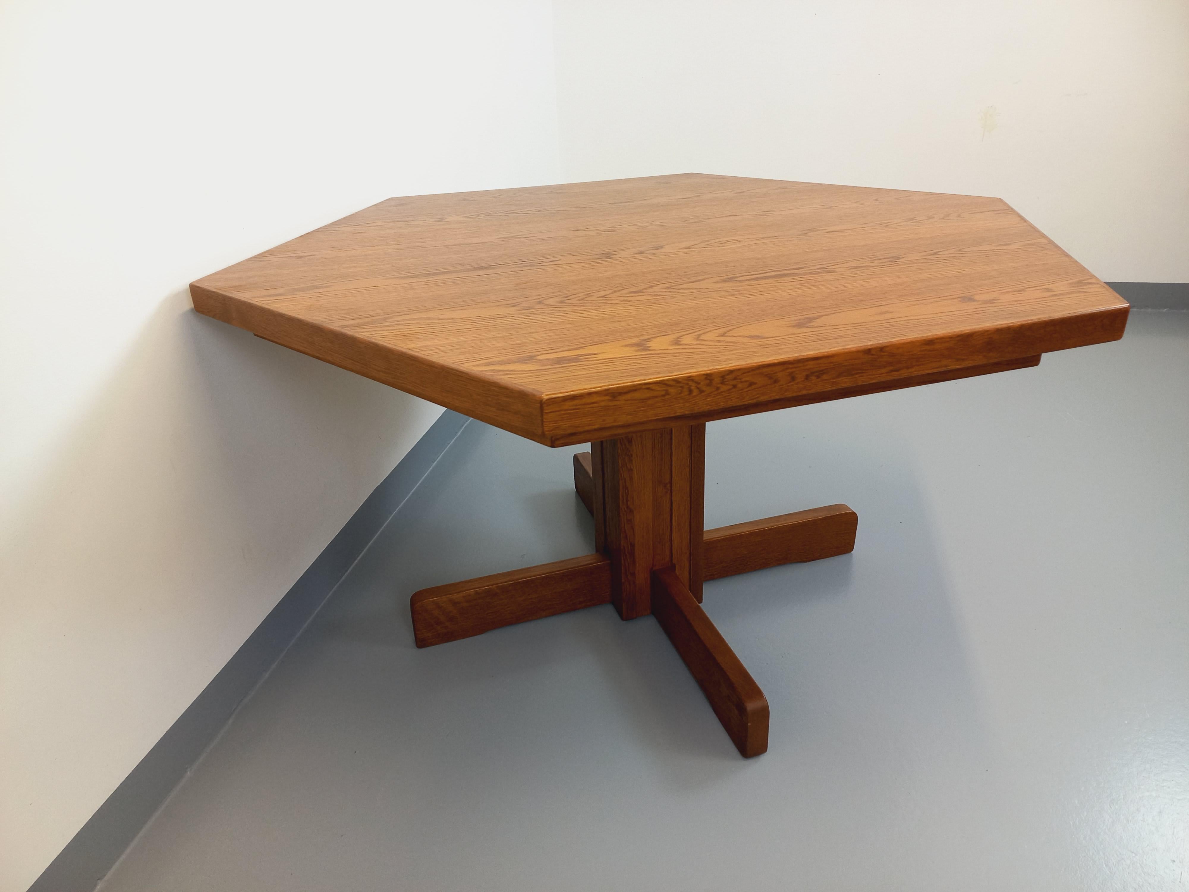Table à manger hexagonale vintage des années 80 en bois de chêne en vente 2