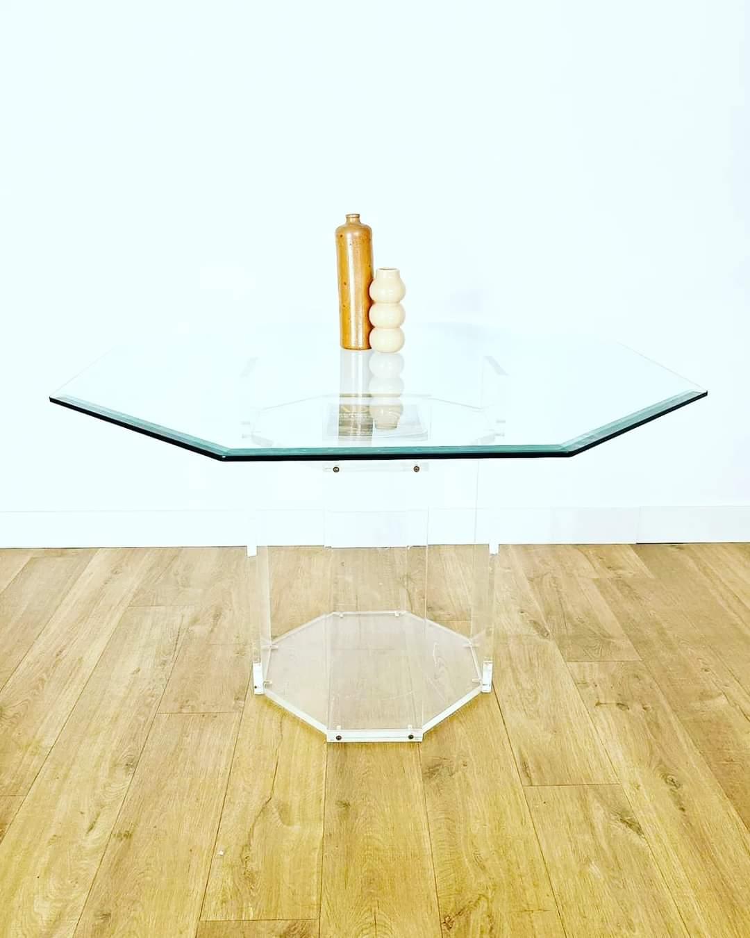 Très belle table à manger, avec plateau en verre biseauté et piètement central en plexiglas. Travail des années 90, attribué à Marais International Paris, pour leur collection 