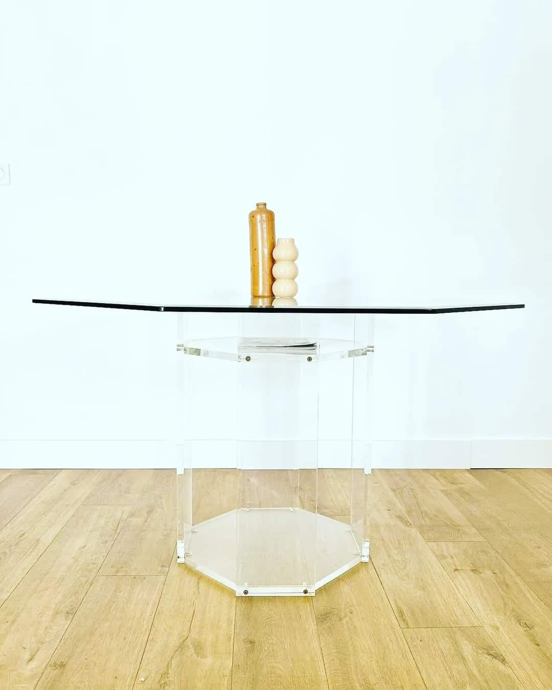 Français Table à manger octogonale en verre et plexiglass de Marais international Paris