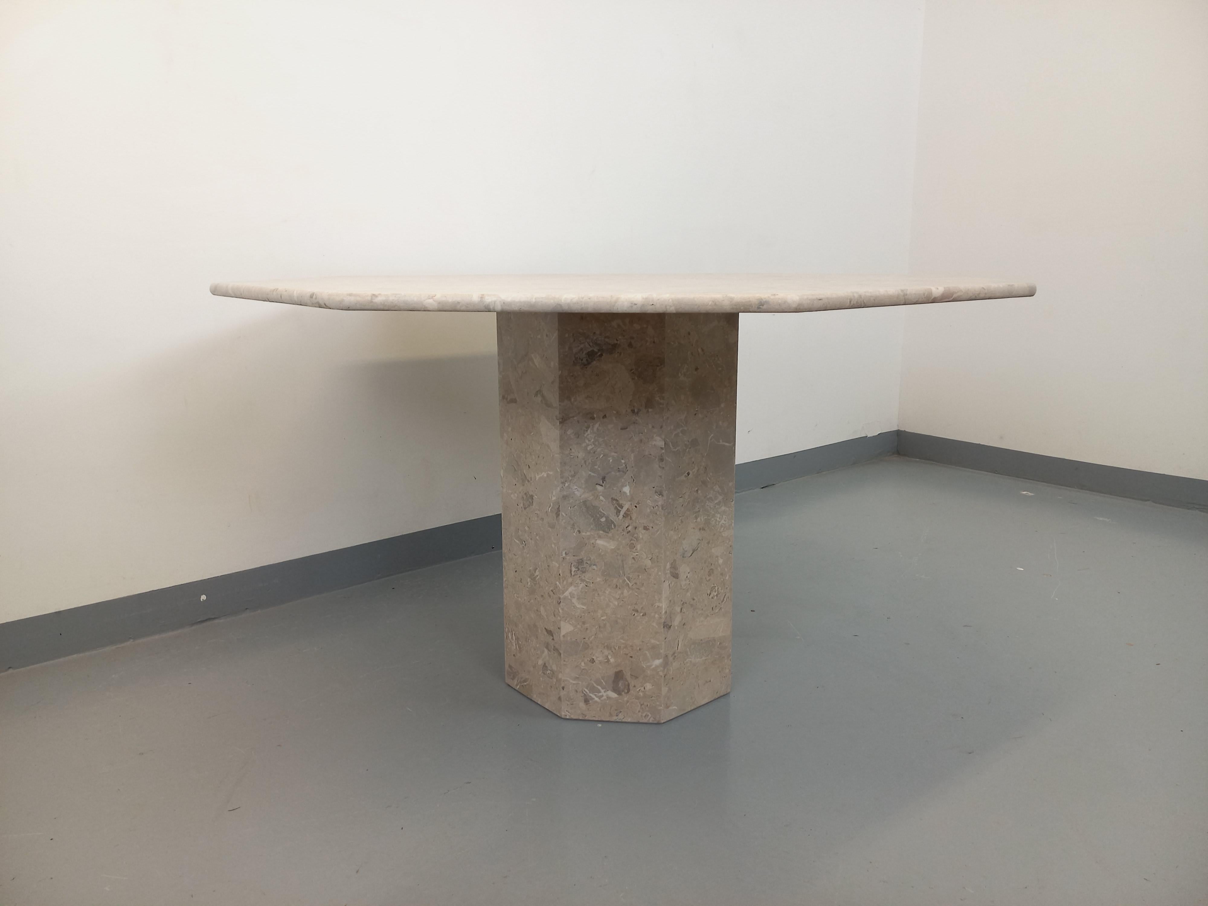 Français Table à manger octogonale vintage en marbre des années 70 80 en vente