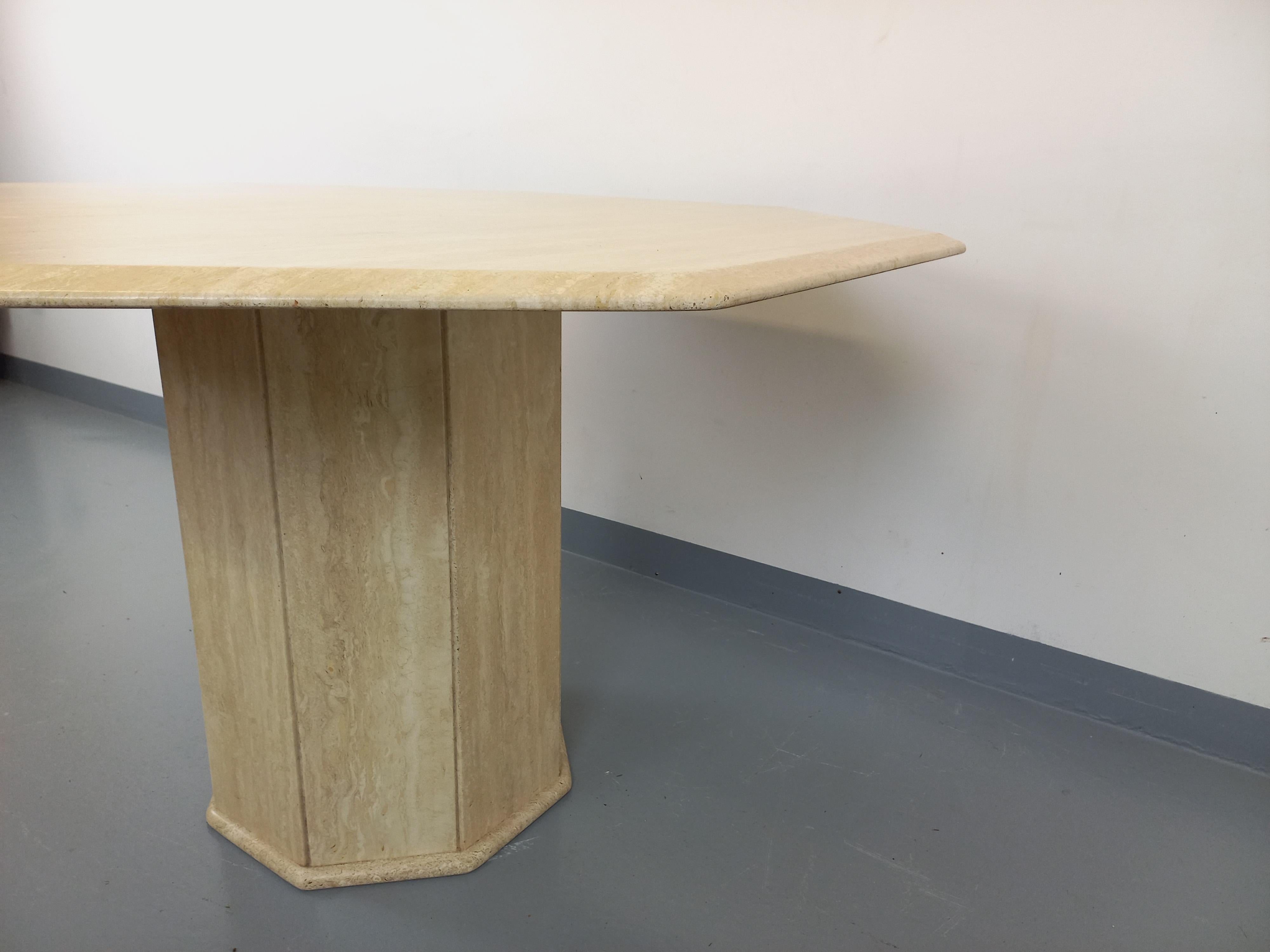 Table à manger octogonale vintage en travertin des années 70 80 en vente 7