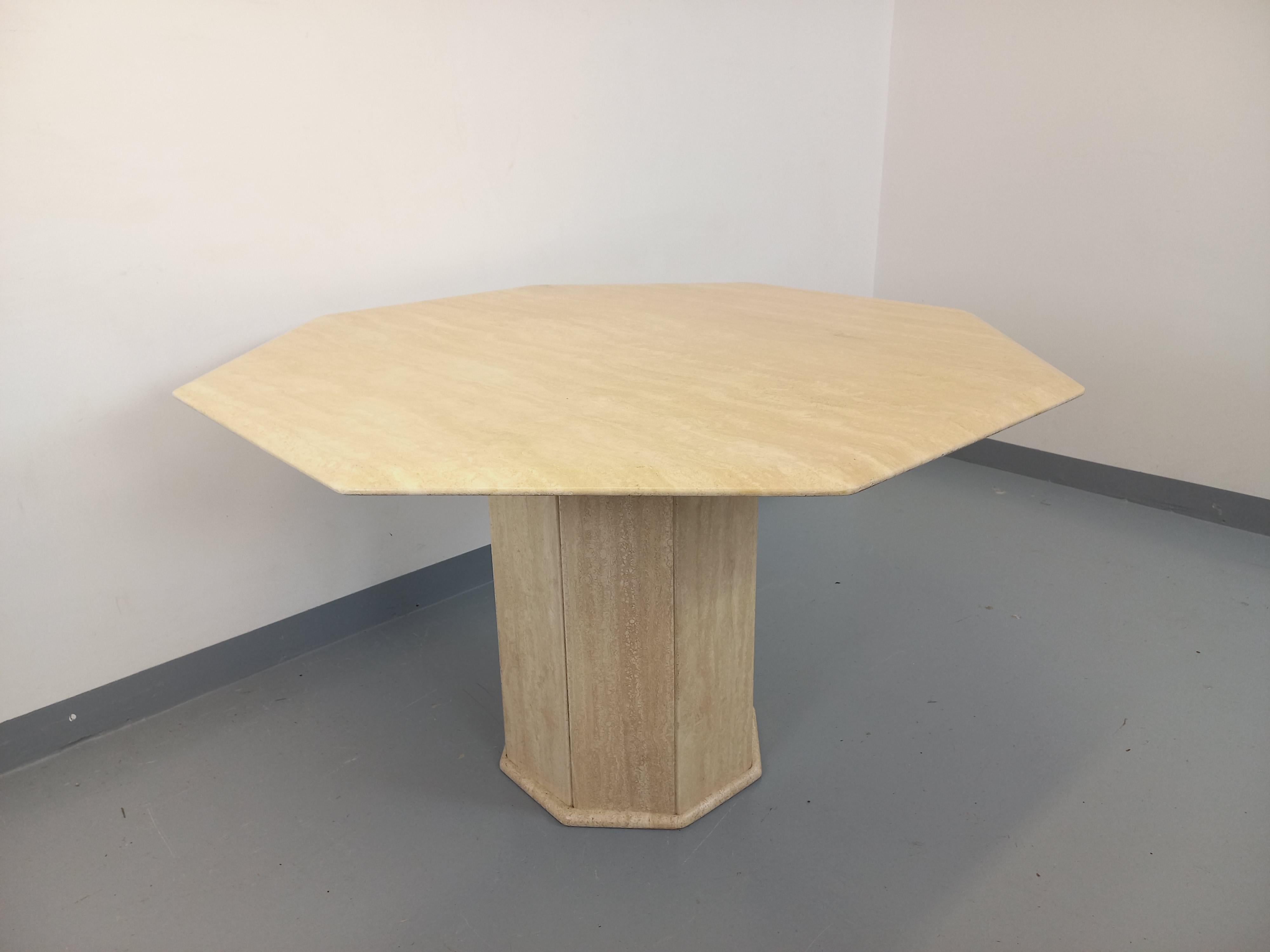 Français Table à manger octogonale vintage en travertin des années 70 80 en vente