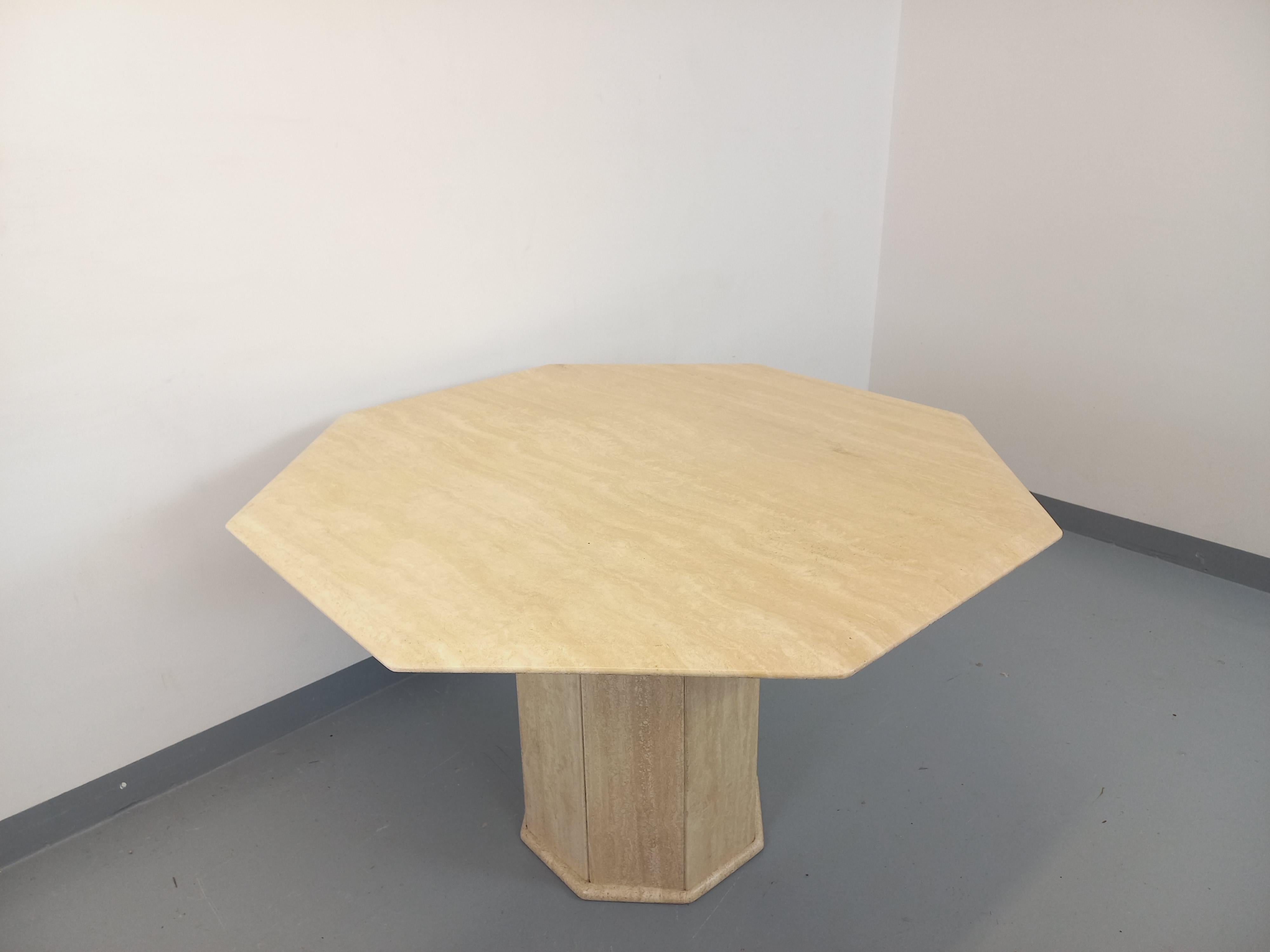Table à manger octogonale vintage en travertin des années 70 80 Bon état - En vente à BESANÇON, FR