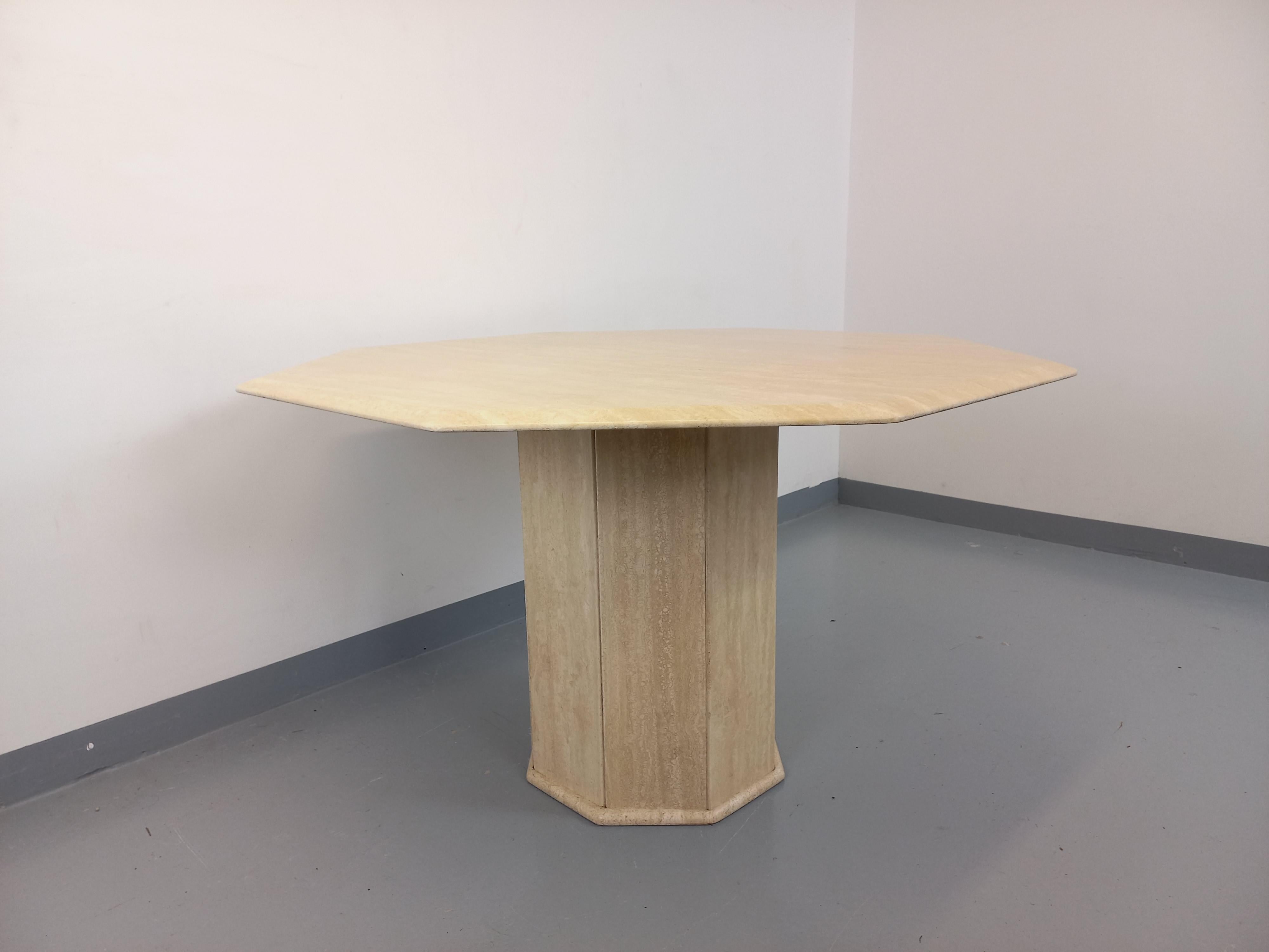 Fin du 20e siècle Table à manger octogonale vintage en travertin des années 70 80 en vente