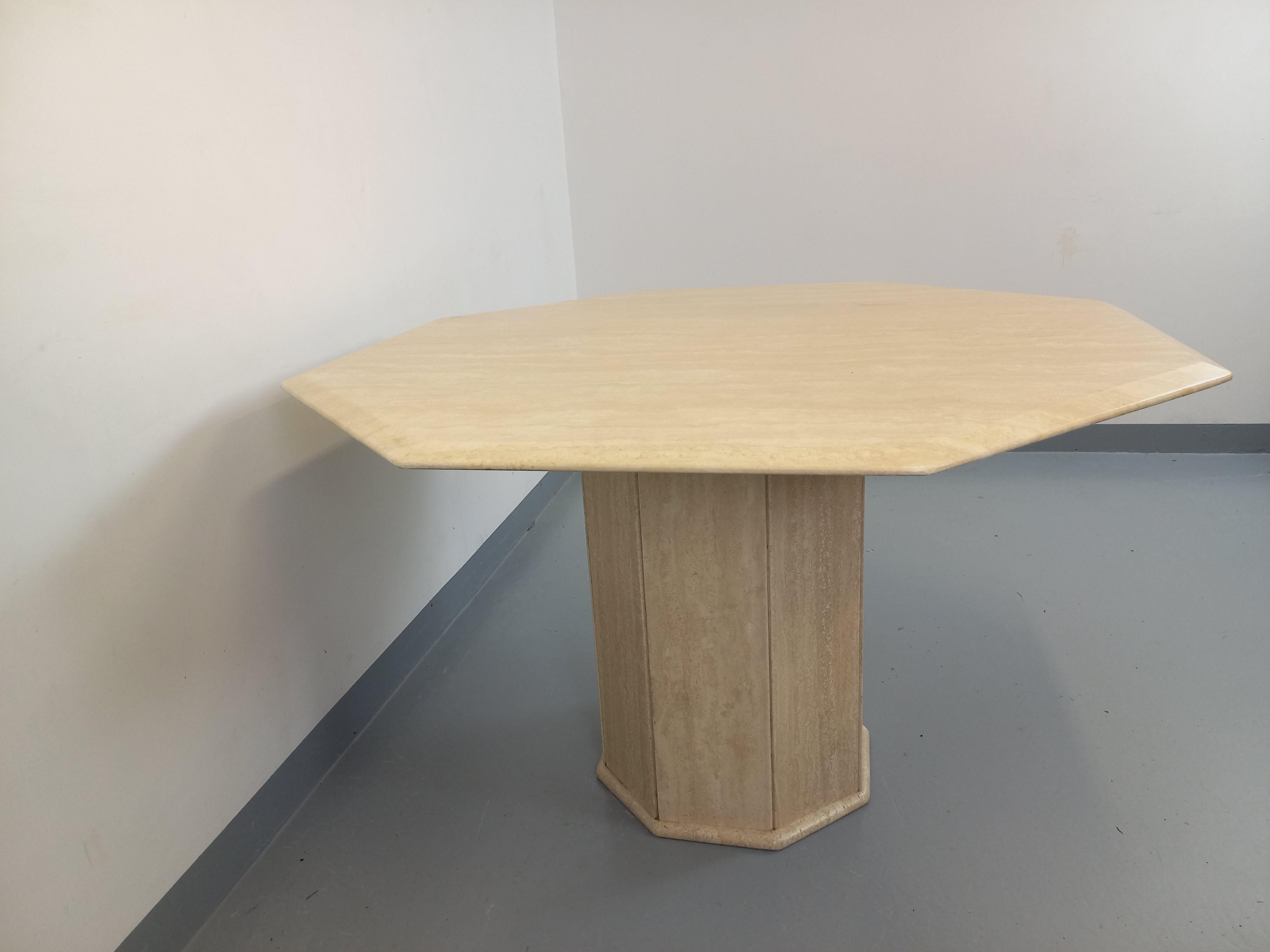 Travertin Table à manger octogonale vintage en travertin des années 70 80 en vente