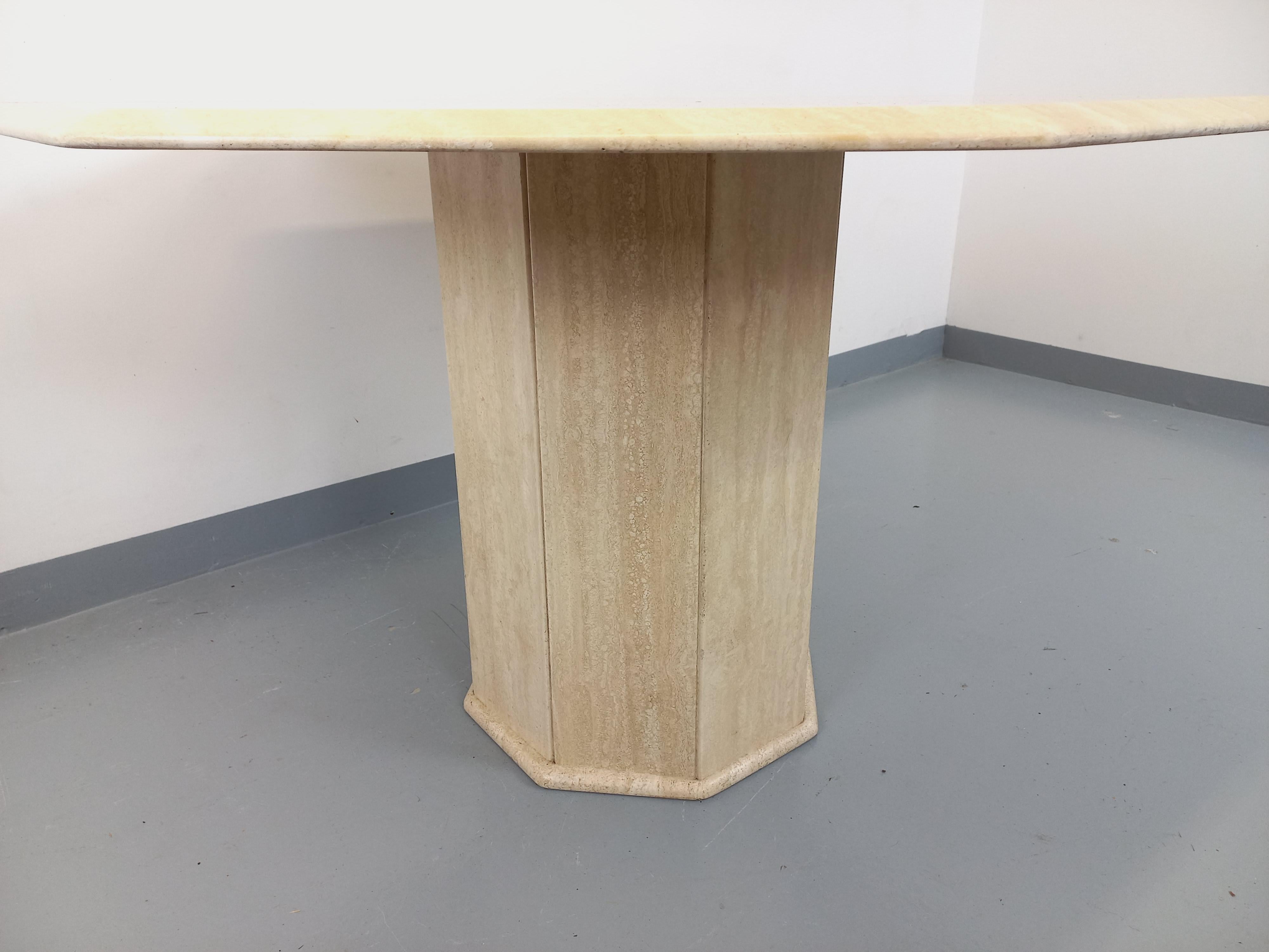 Table à manger octogonale vintage en travertin des années 70 80 en vente 2