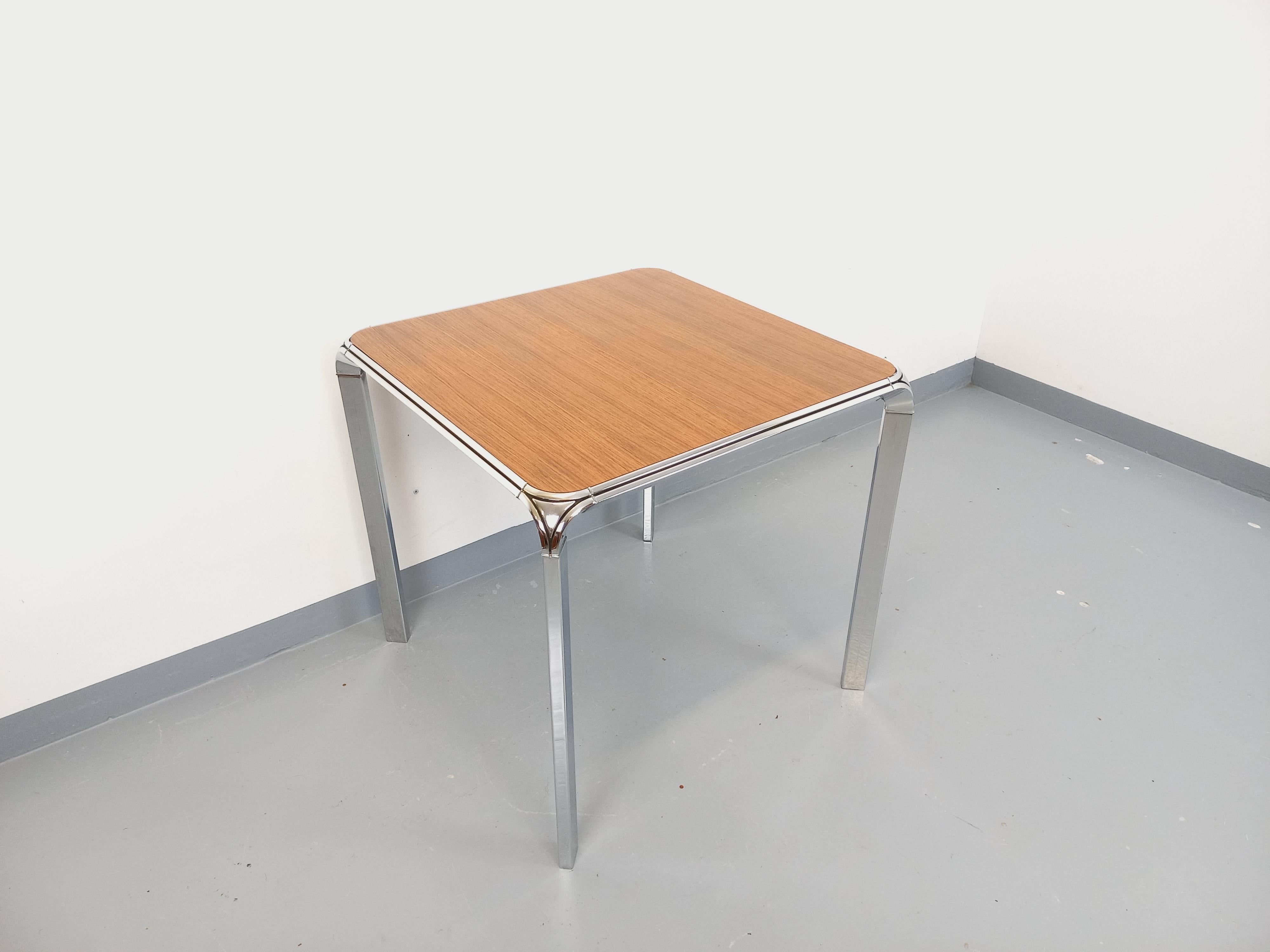 Table à manger ou à écrire carrée Pierre Paulin vintage en bois de palissandre en venta 9